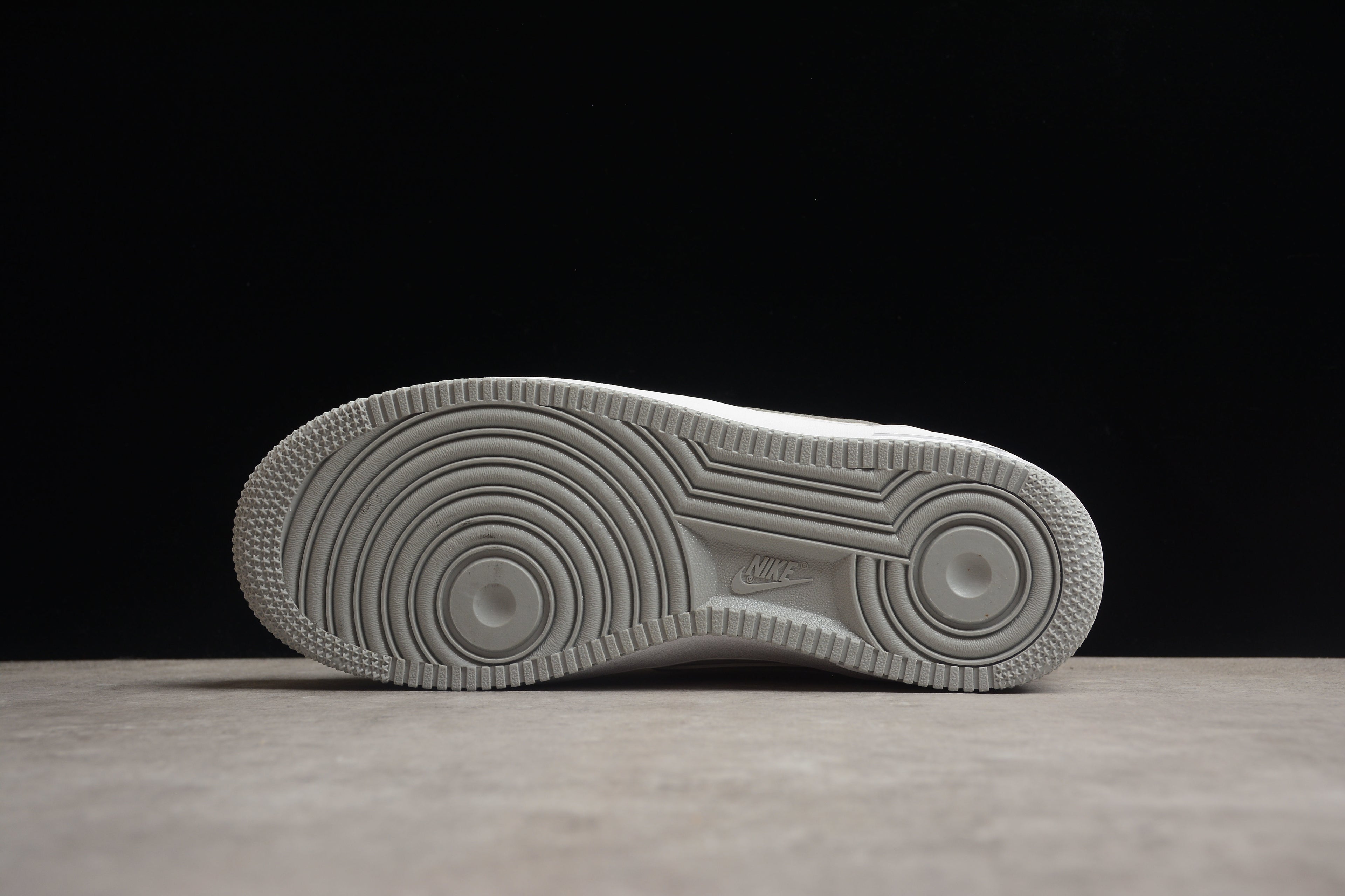 Nike Air Force 1 Low – Blanco / Gris Claro