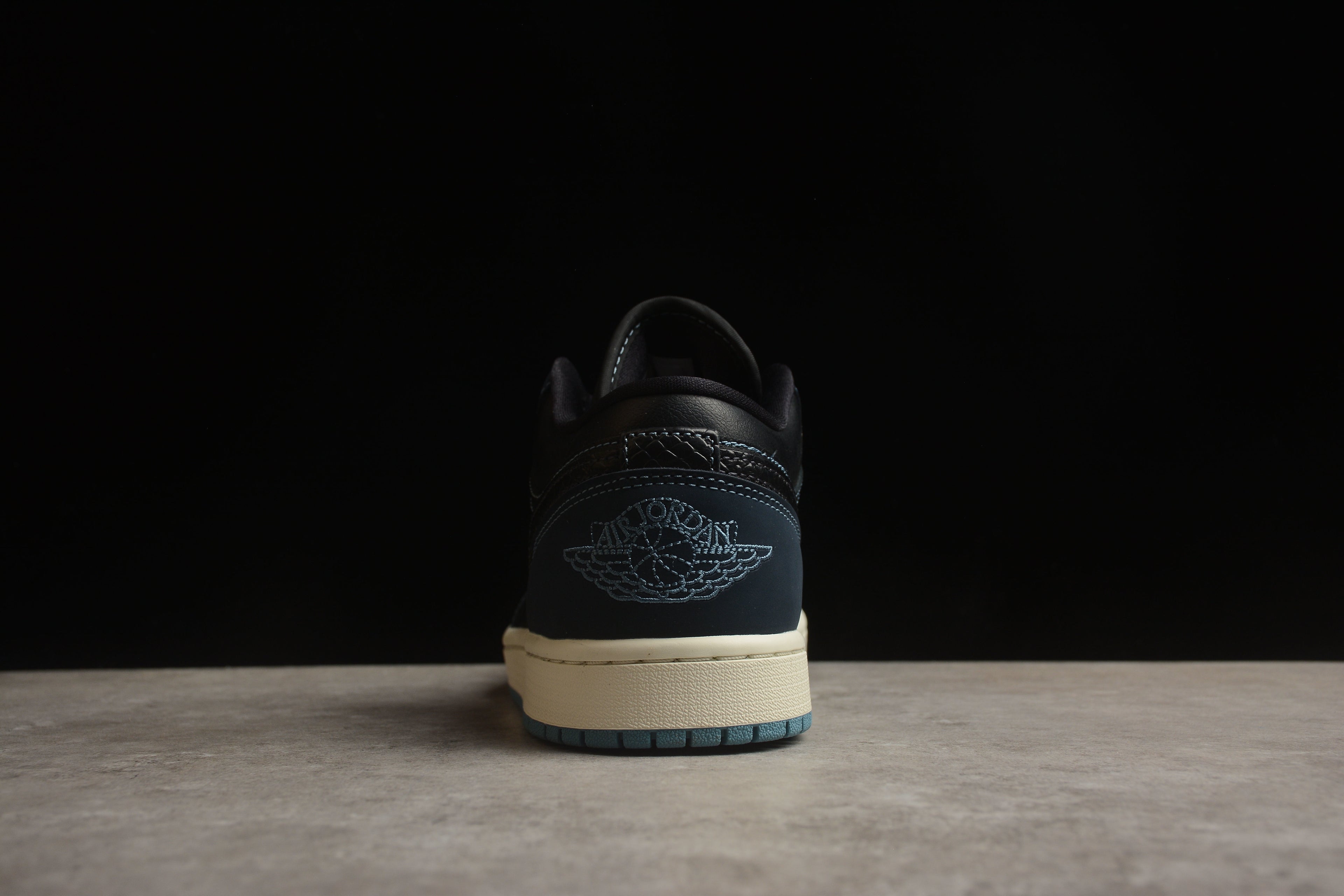 Jordan 1 Low – Negro / Azul Oscuro