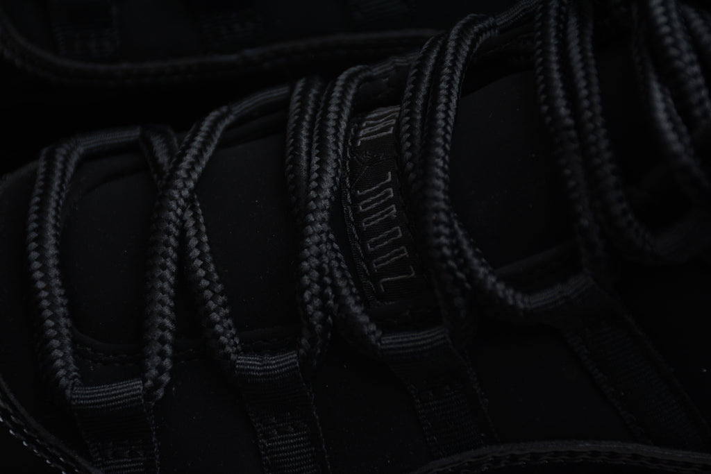 Air Jordan 11 – Negro / Azul