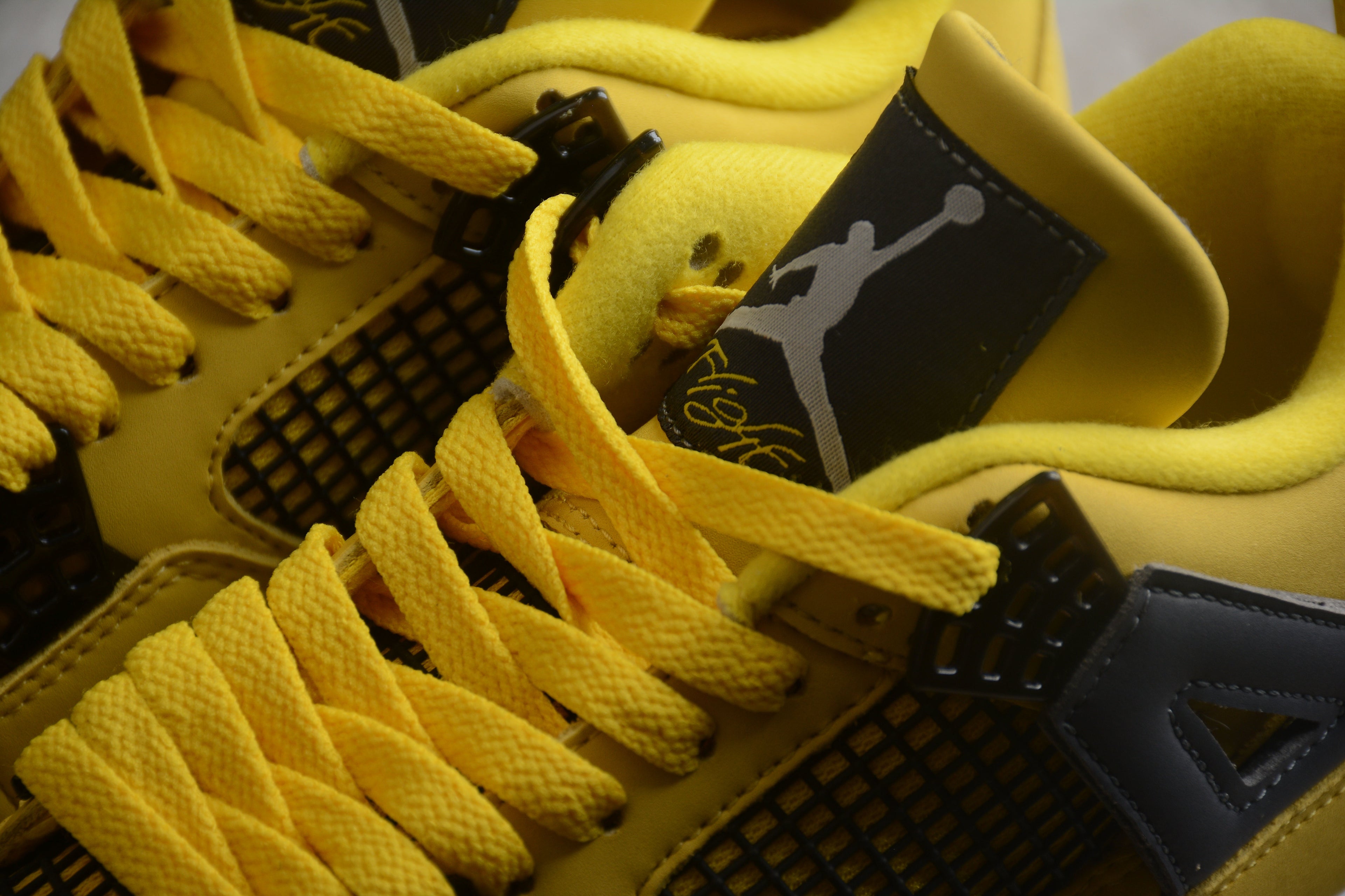 Air Jordan 4 – Amarillo / Negro