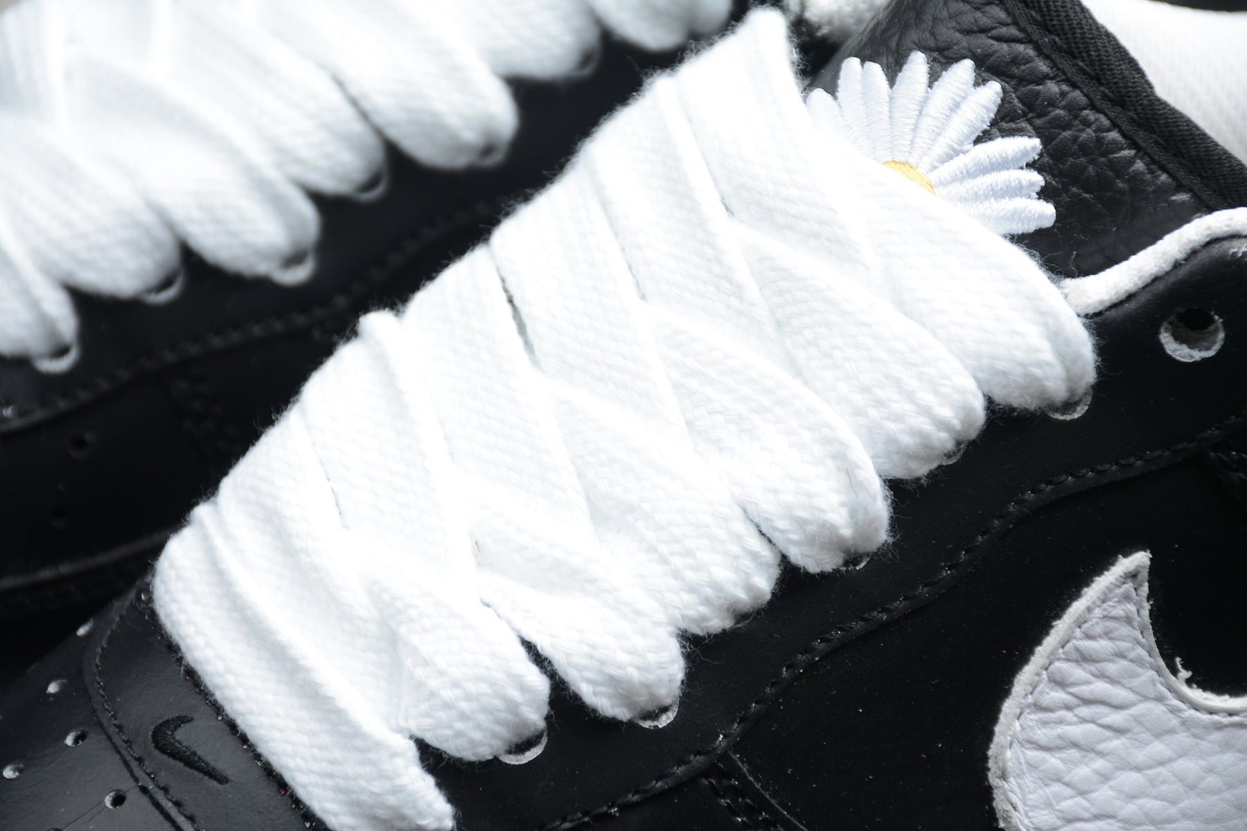 Air Force 1 Low – Negro con Suela Blanca