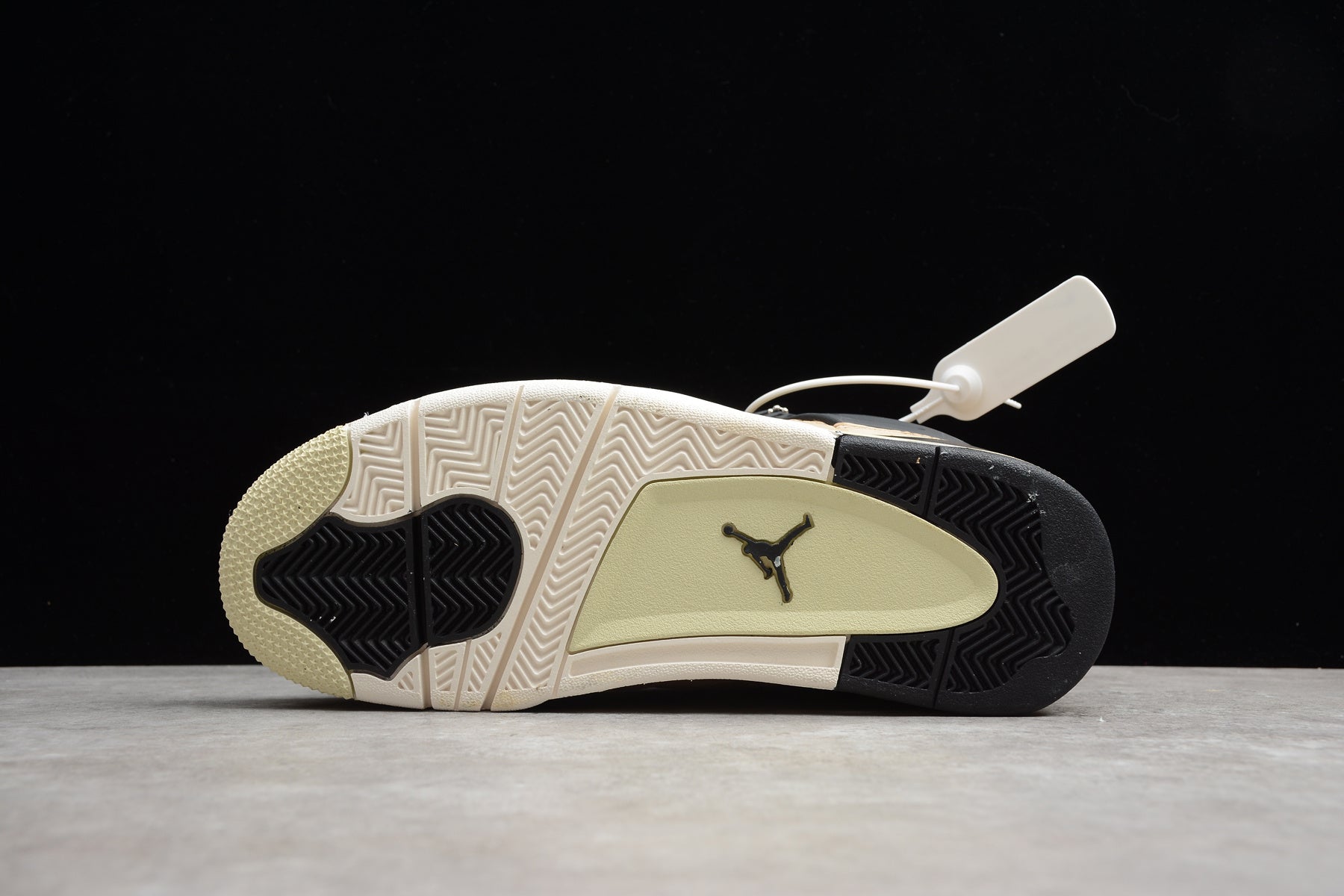 Air Jordan 4 – Beige / Dorado
