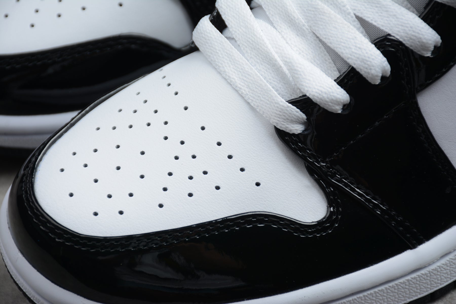 Air Jordan 1 Mid – Negro / Dorado