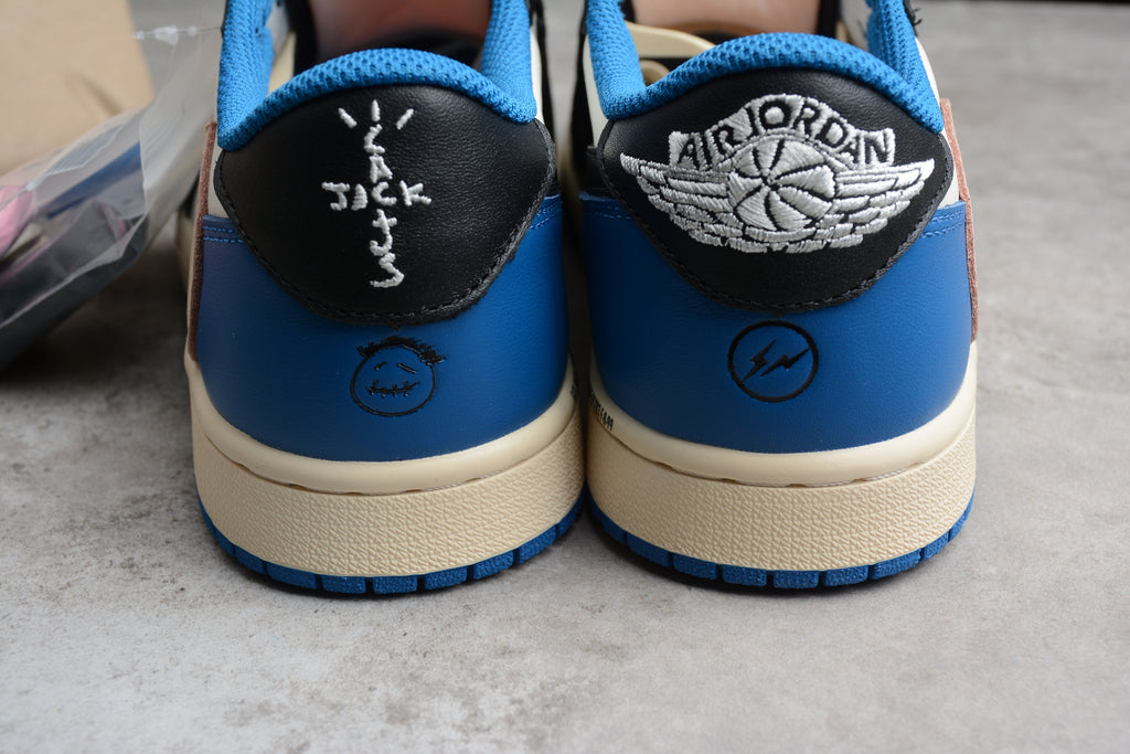 Travis Scott – Azul / Negro / Blanco