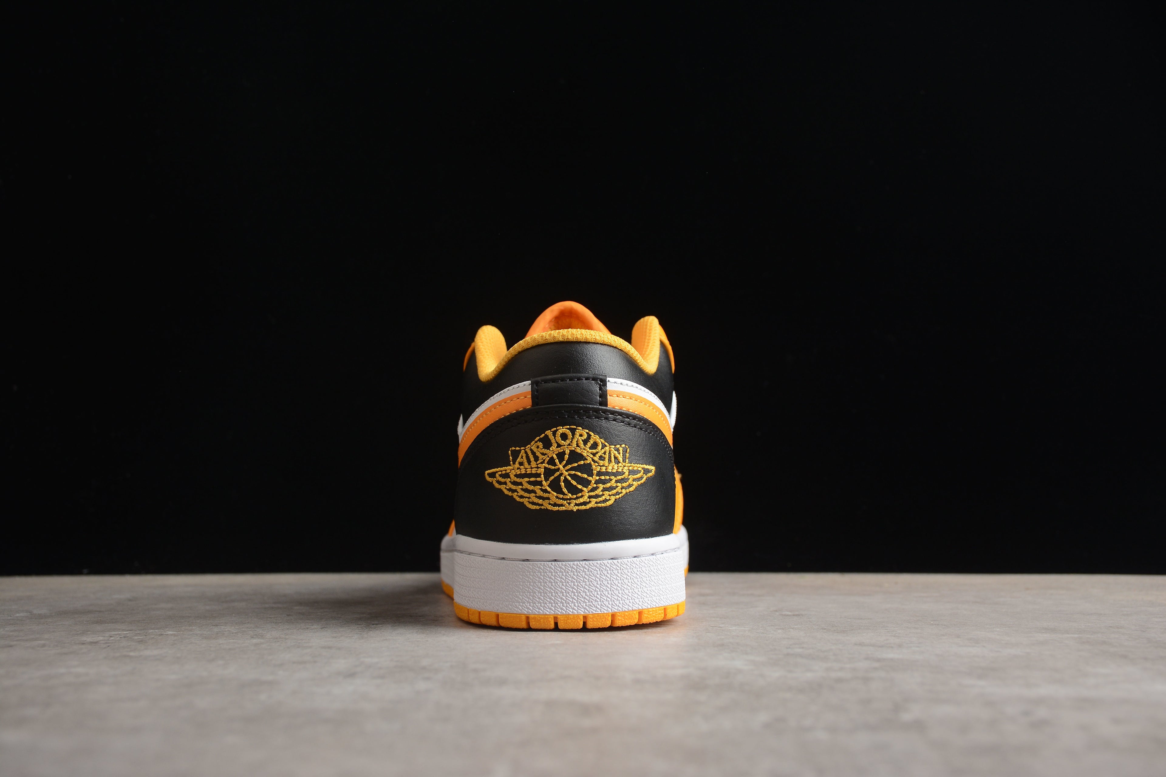 Jordan 1 Low – Amarillo / Blanco / Negro