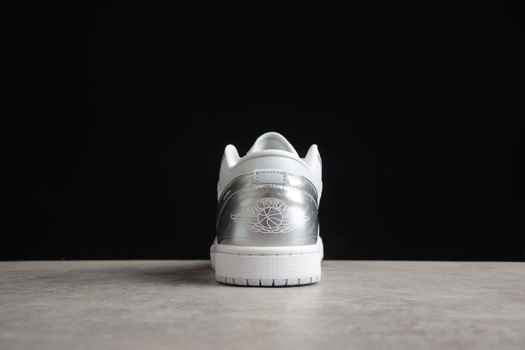 Jordan 1 Low – Beige / Plata / Blanco