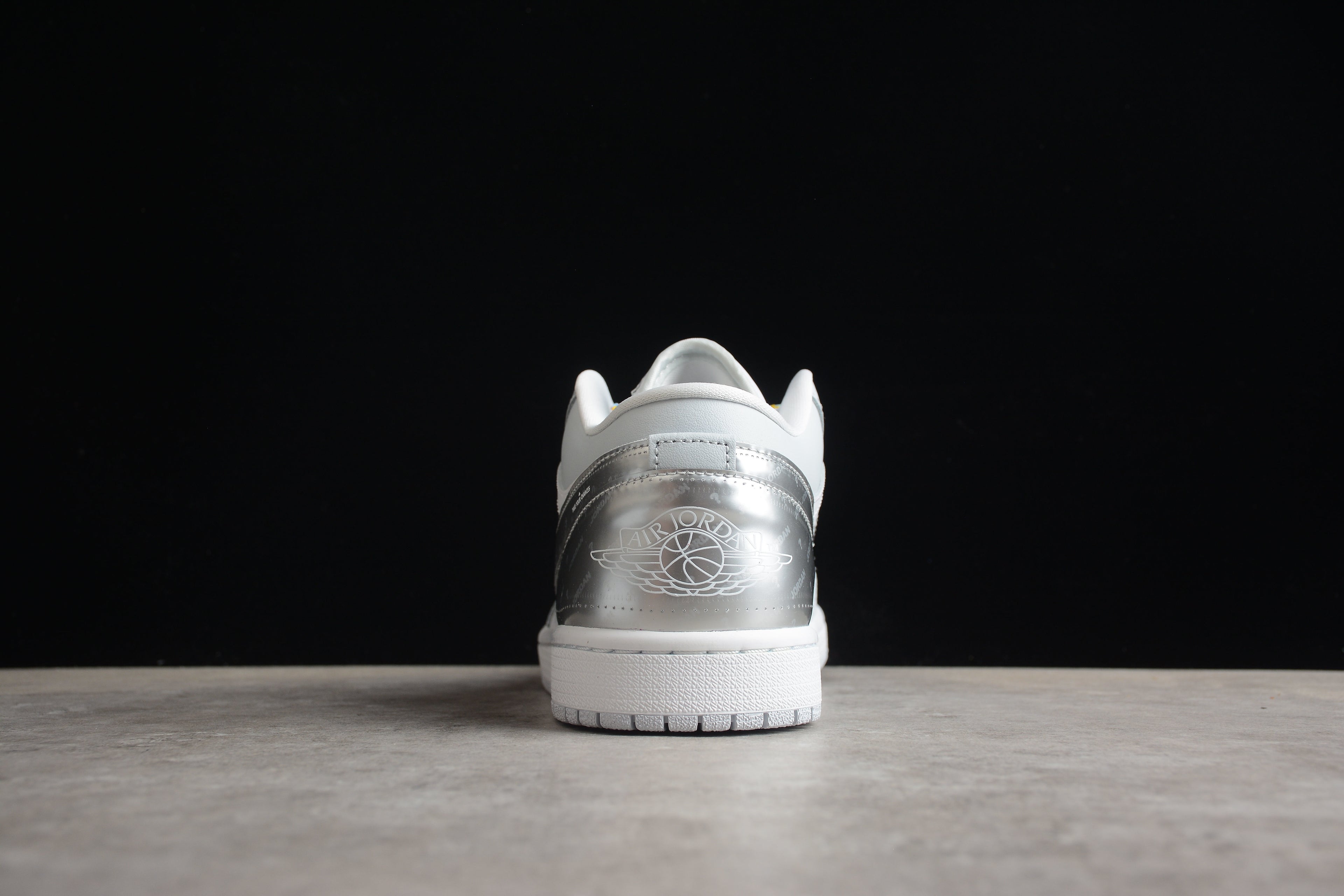 Jordan 1 Low – Beige / Plata / Blanco
