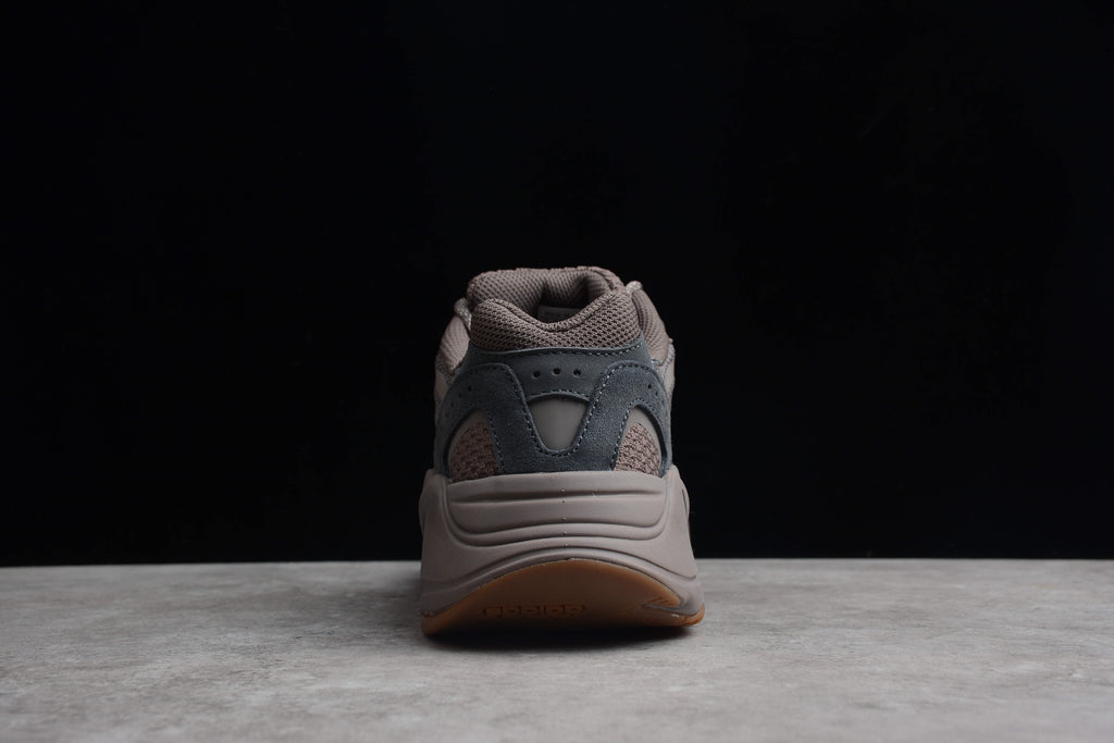 Adidas Yeezy 700 – Marrón
