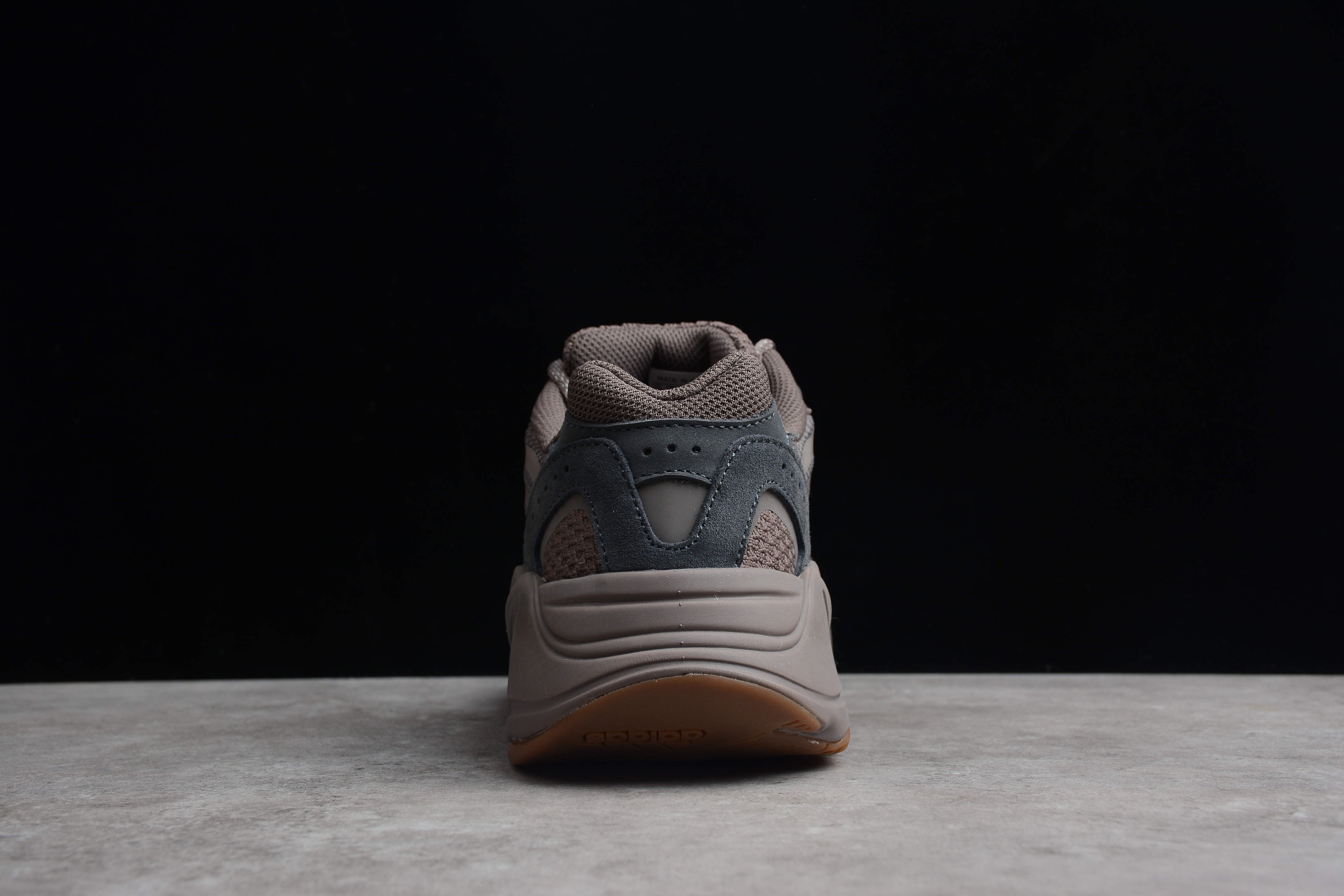 Adidas Yeezy 700 – Marrón