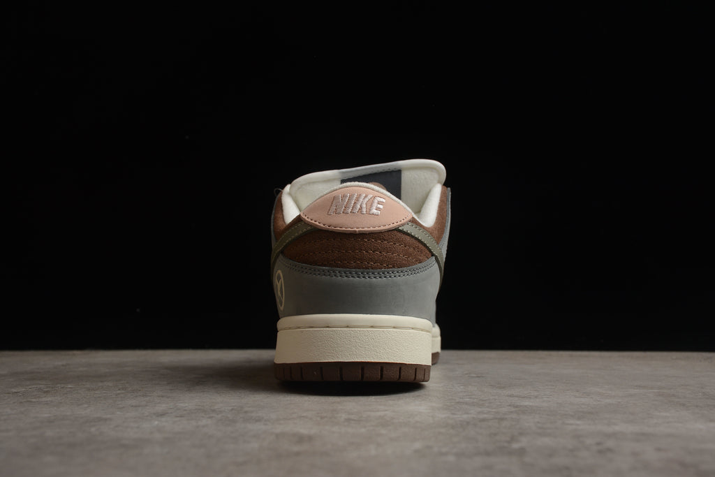 Dunk SB – Gris / Marrón / Rosa