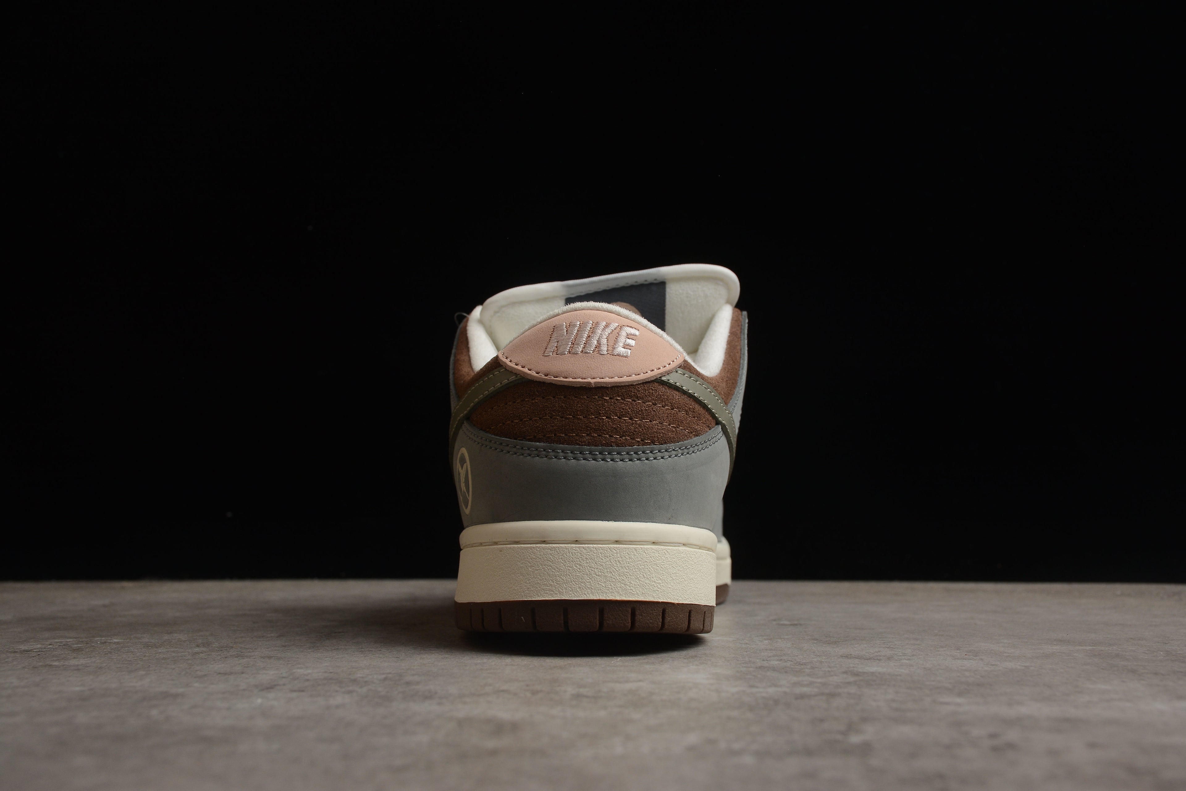 Dunk SB – Gris / Marrón / Rosa