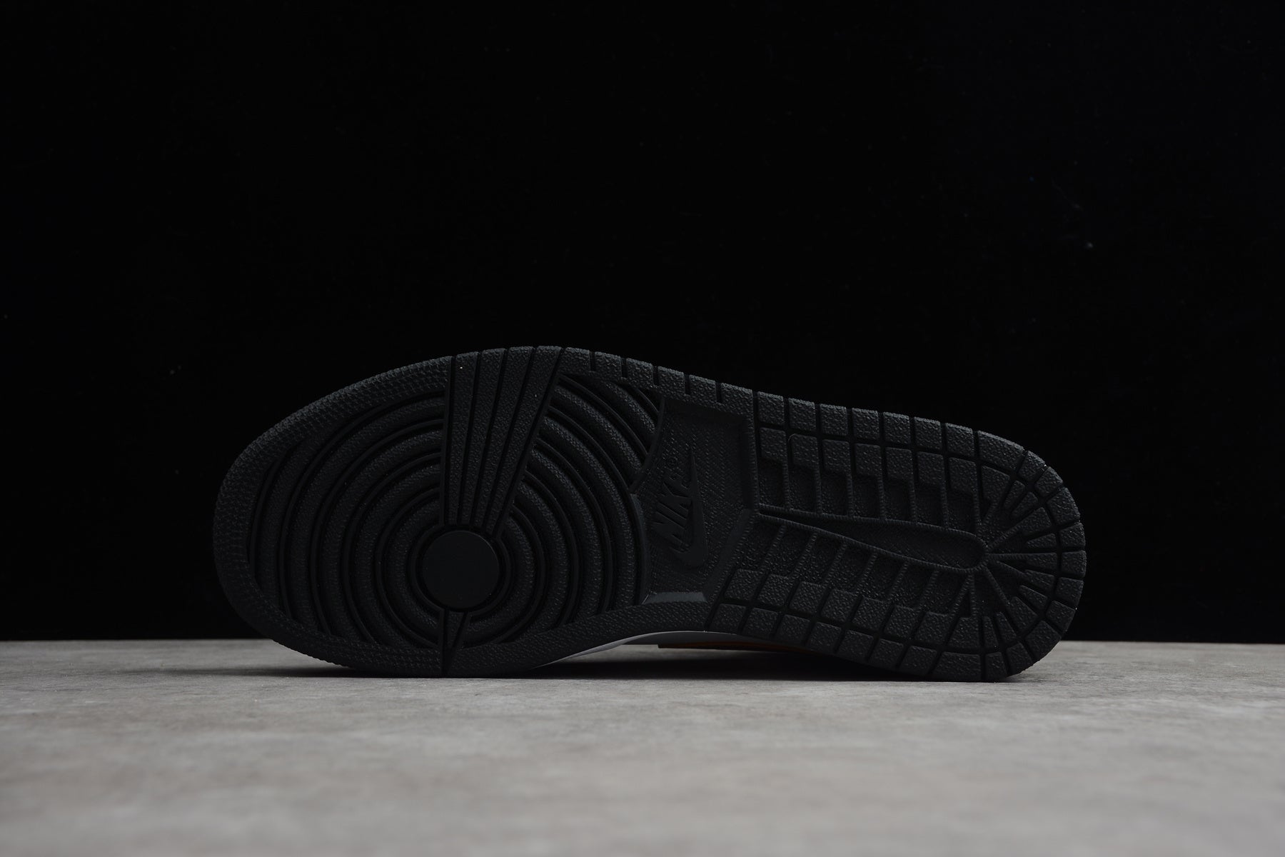 Air Jordan 1 Mid – Negro / Dorado