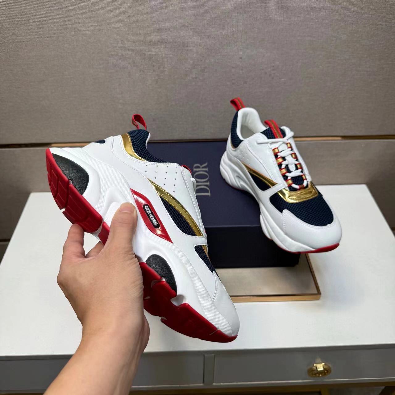 Dior B22 – Blanco / Rojo / Dorado