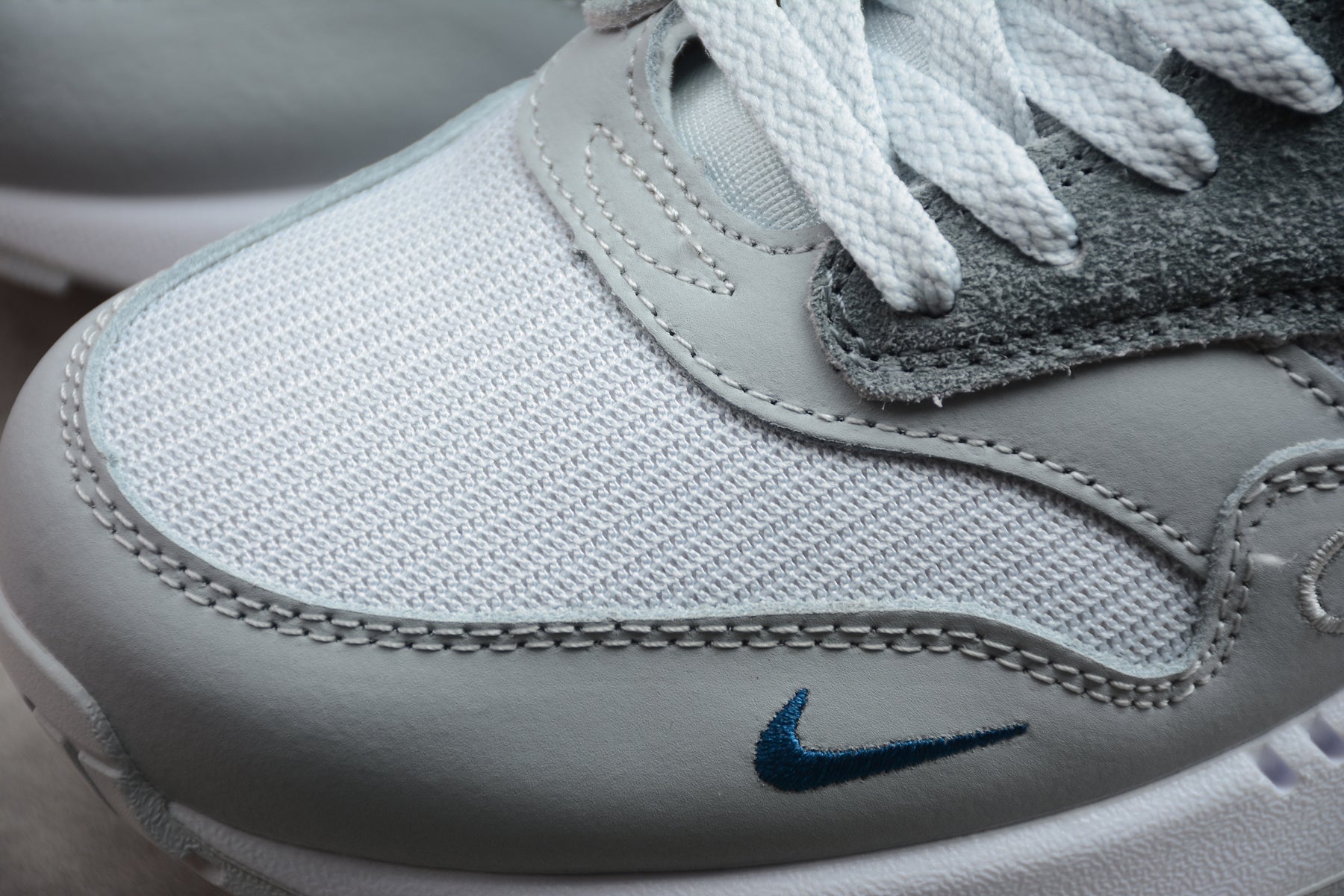 Air Max 1 – Gris / Blanco