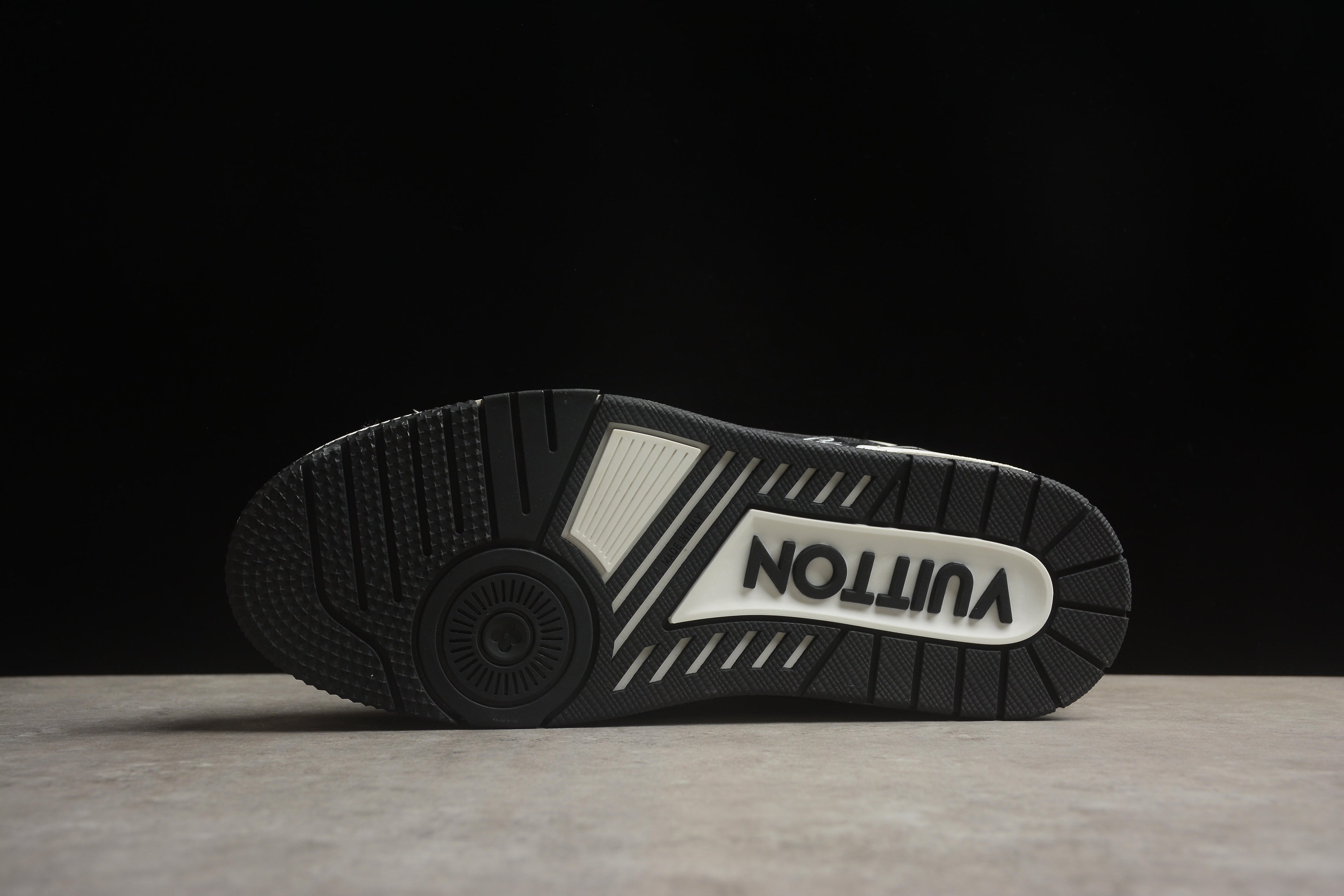 Louis Vuitton Trainer Low – Negro / Blanco