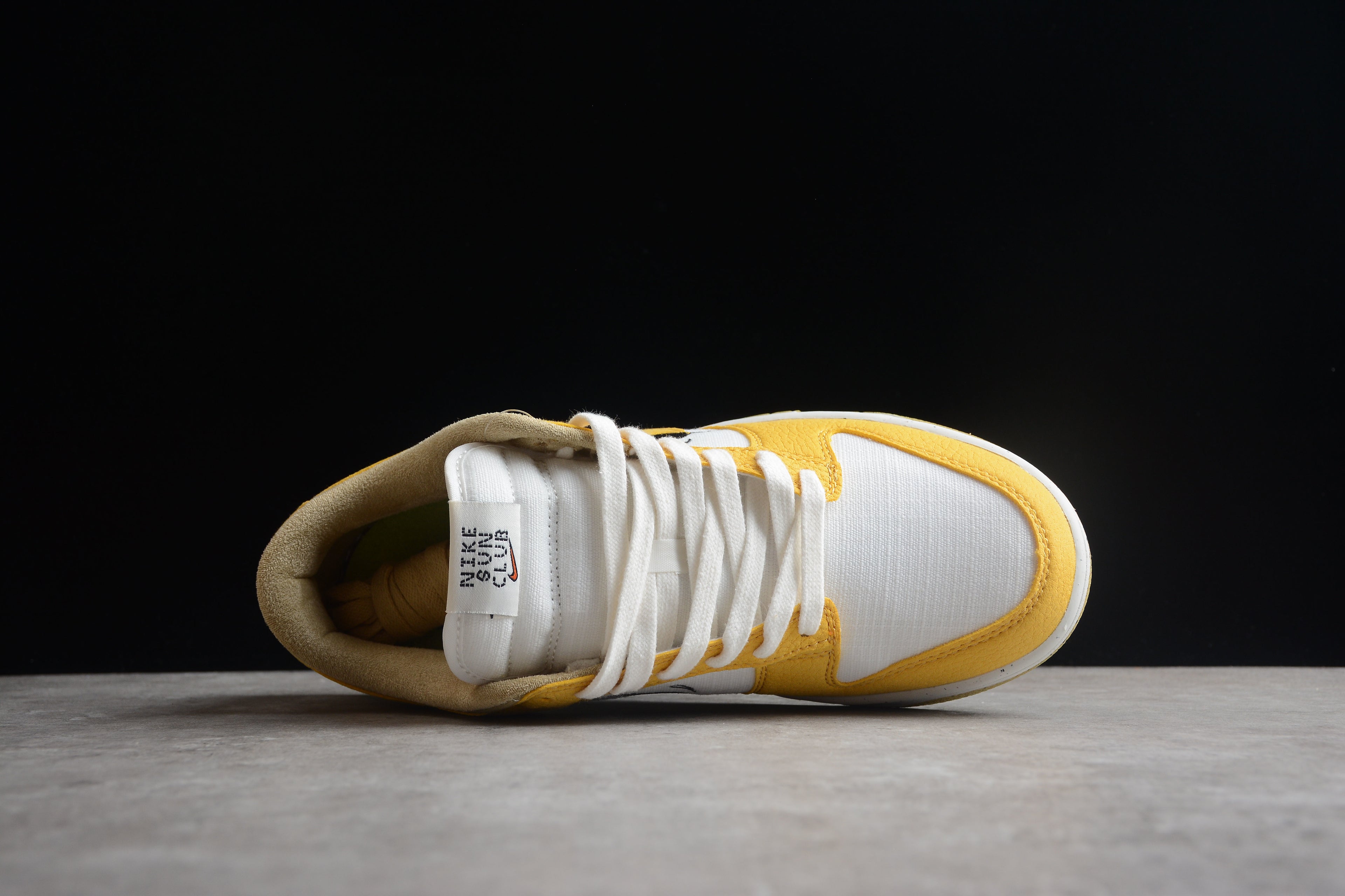 Dunk SB – Amarillo / Blanco / Negro