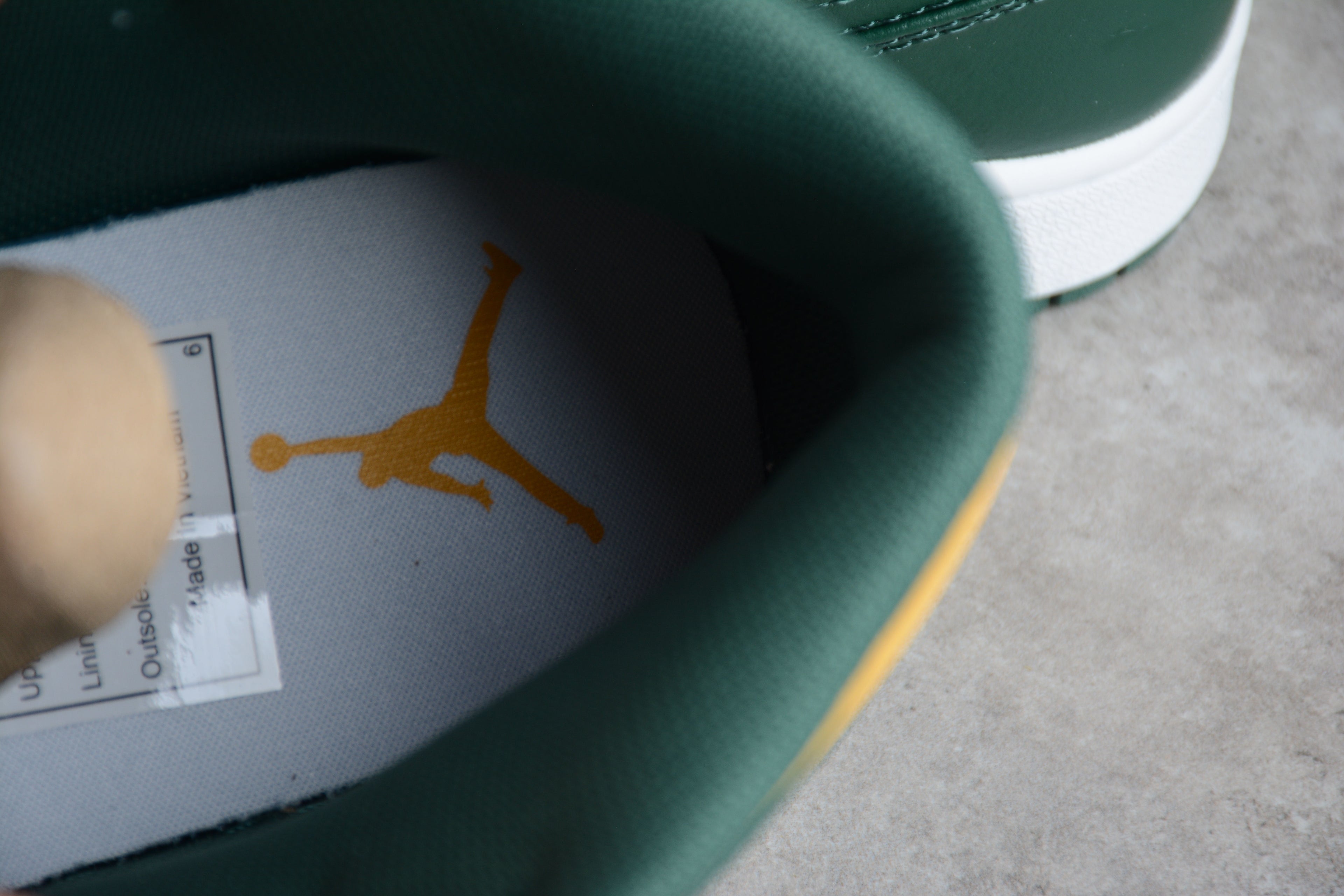 Air Jordan 1 Mid – Verde Oscuro / Naranja