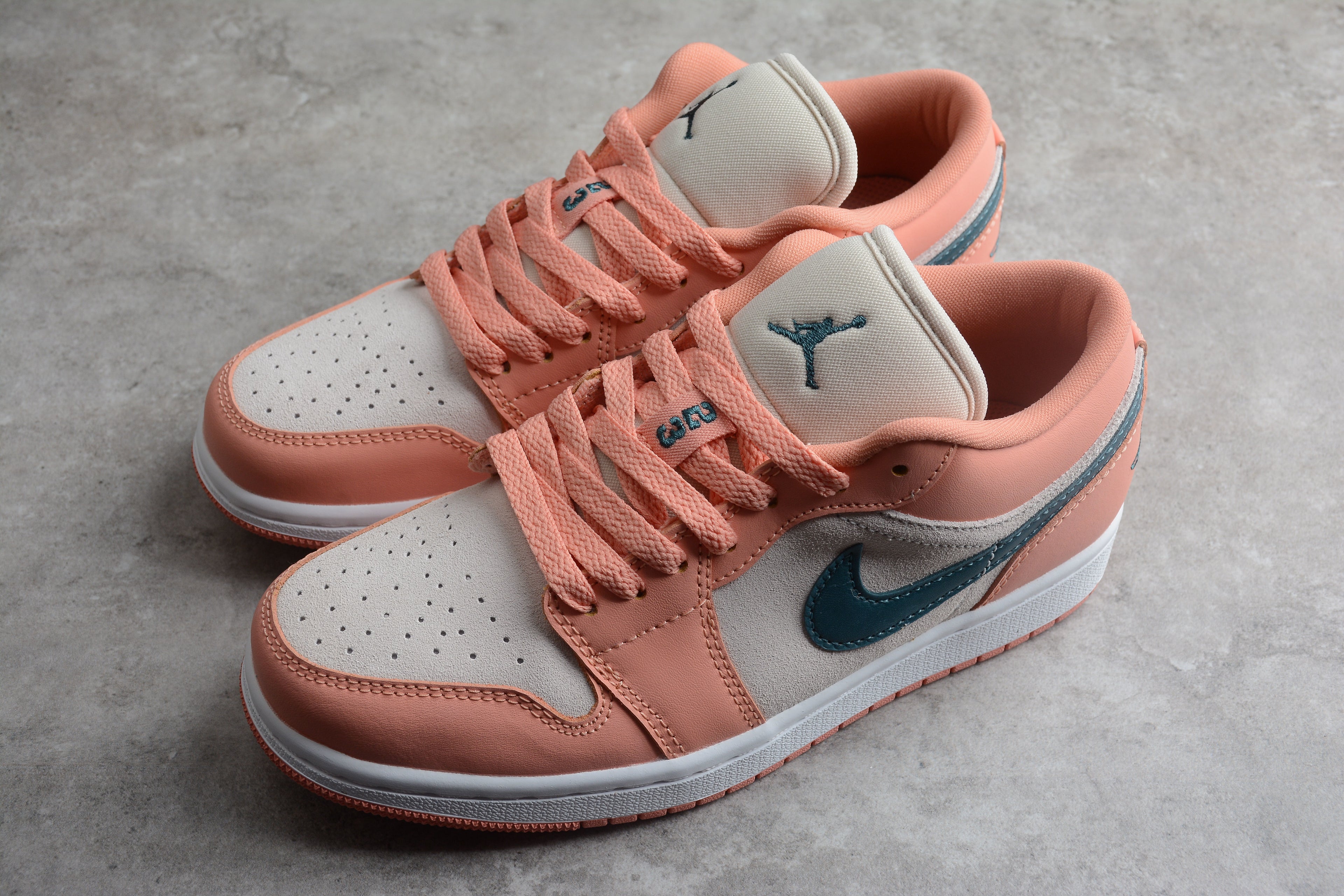 Jordan 1 Low – Rosa Claro