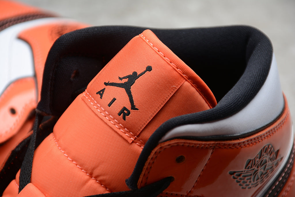 Air Jordan 1 Mid – Naranja / Negro