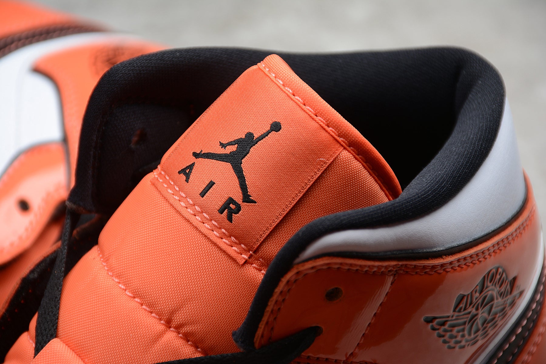 Air Jordan 1 Mid – Naranja / Negro