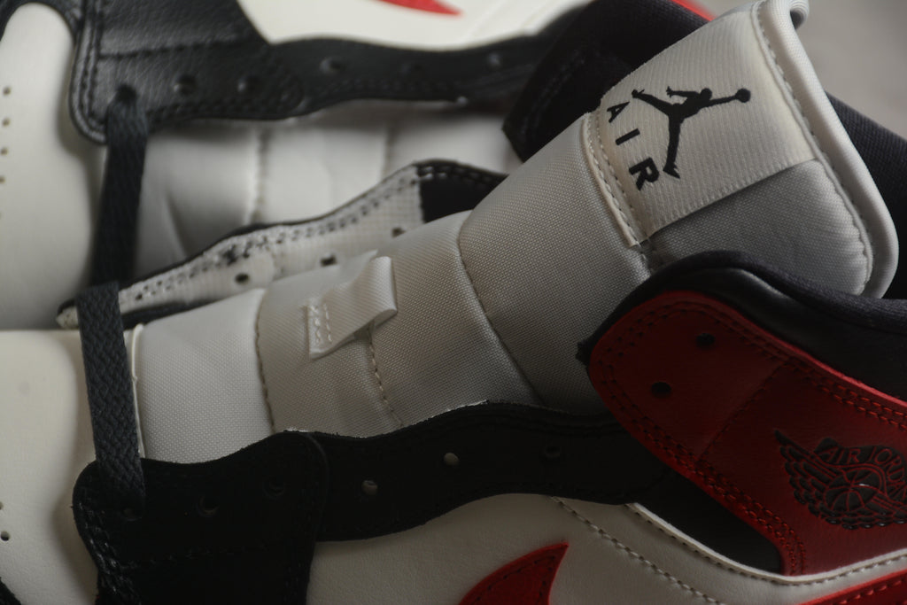 Air Jordan 1 Mid – Rojo / Blanco / Negro