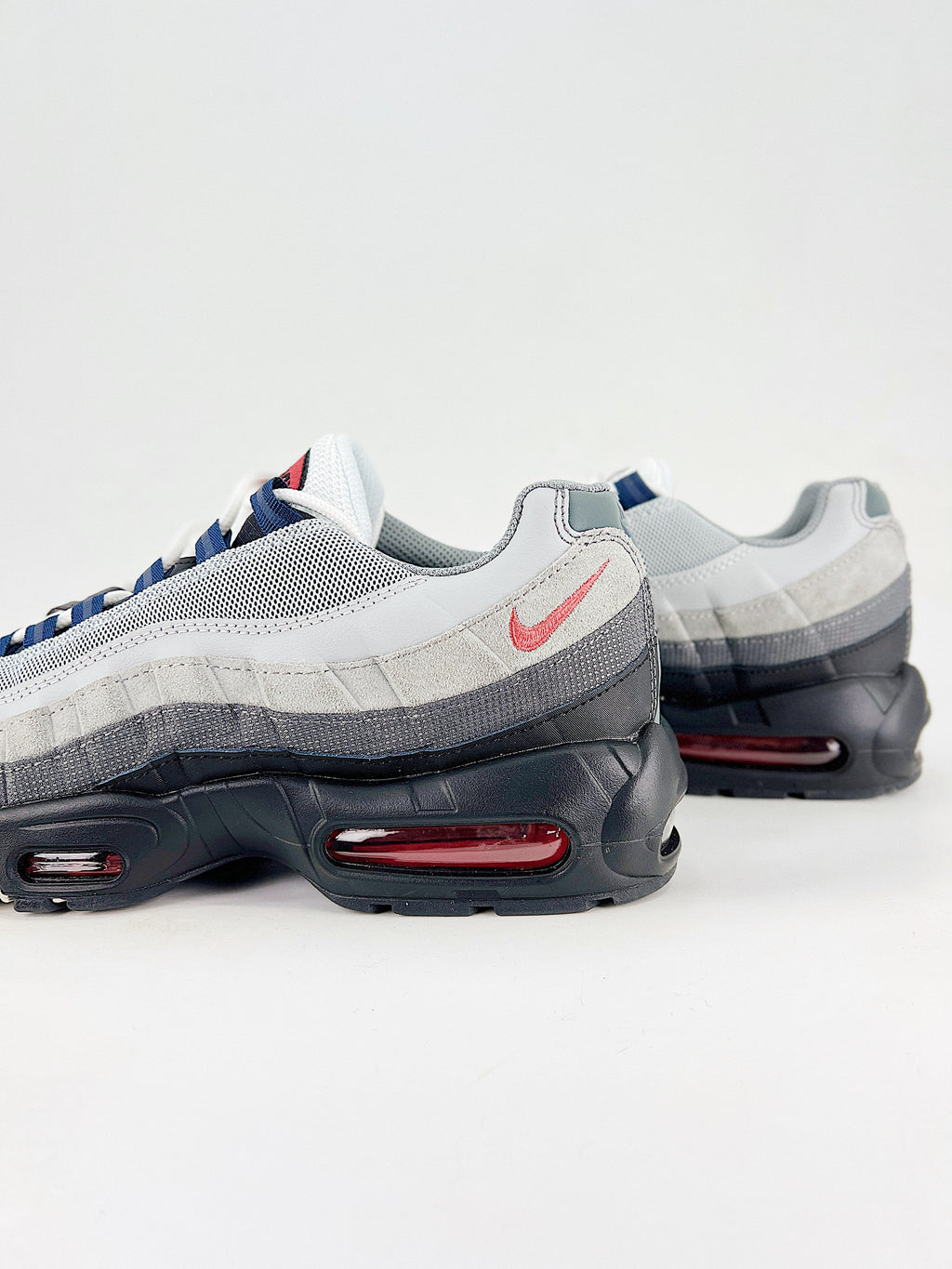 Air Max 95 – Negro / Gris / Rojo