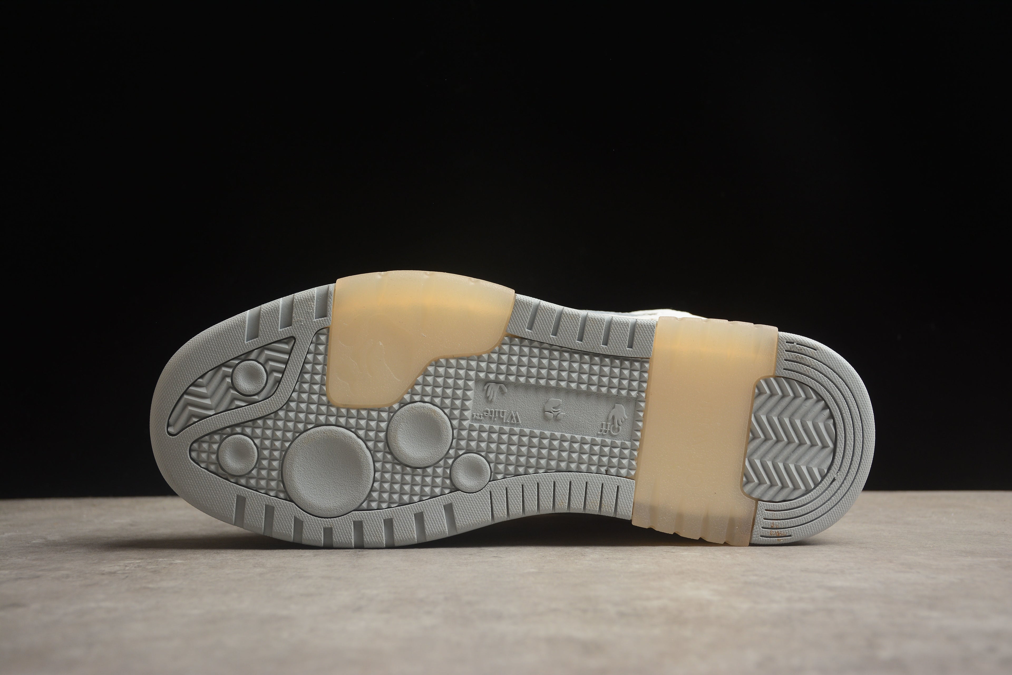 Off-White – Blanco / Gris