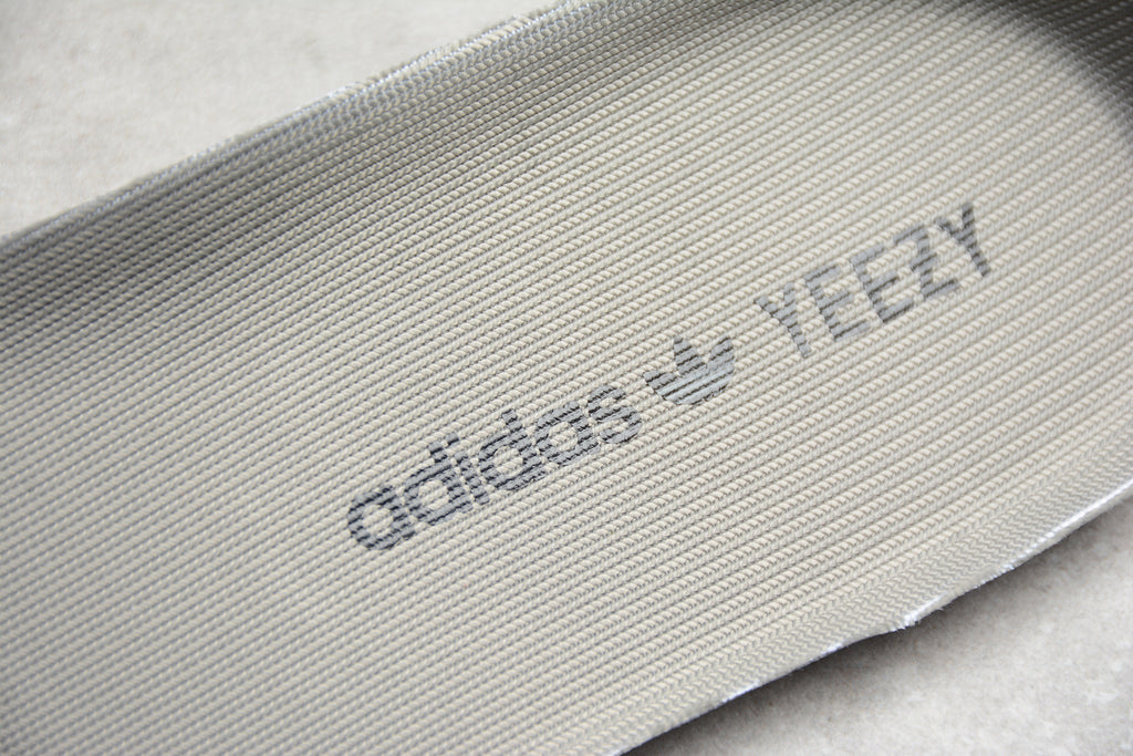 Adidas Yeezy 350 – Gris / Negro / Naranja
