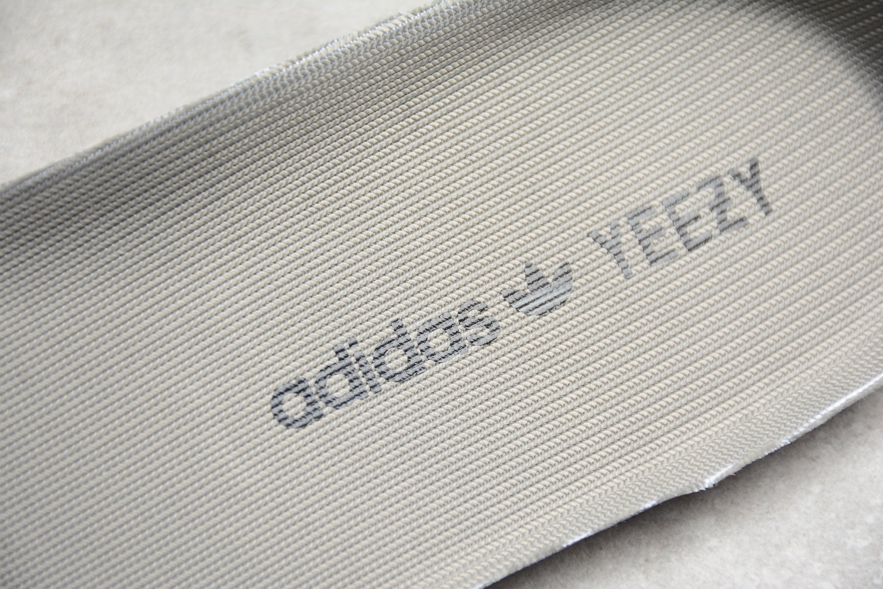 Adidas Yeezy 350 – Gris / Negro / Naranja