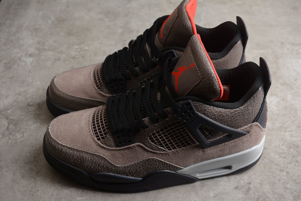 Air Jordan 4 – Marrón / Negro