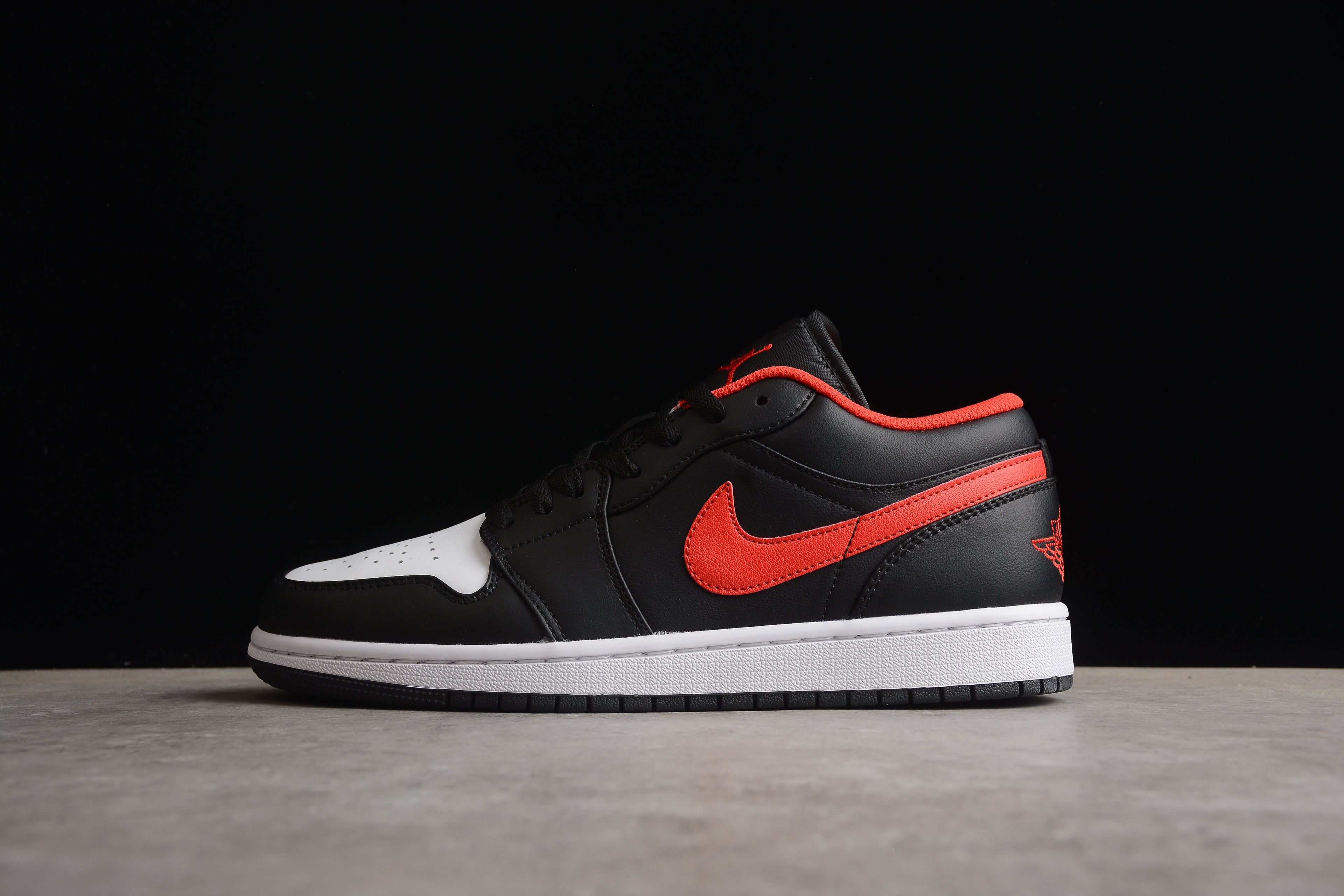 Jordan 1 Low – Negro / Rojo / Blanco