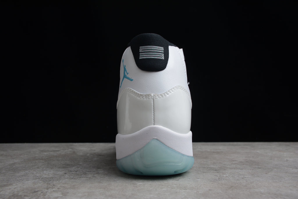 Air Jordan 11 – Blanco / Azul