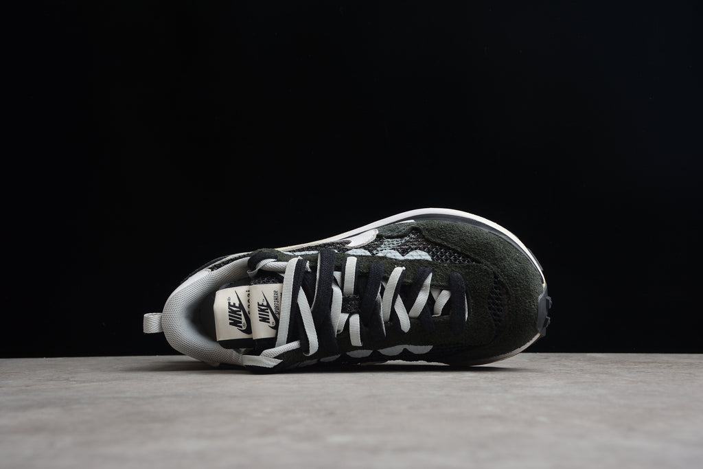 Sacai x VaporWaffle – Negro / Blanco