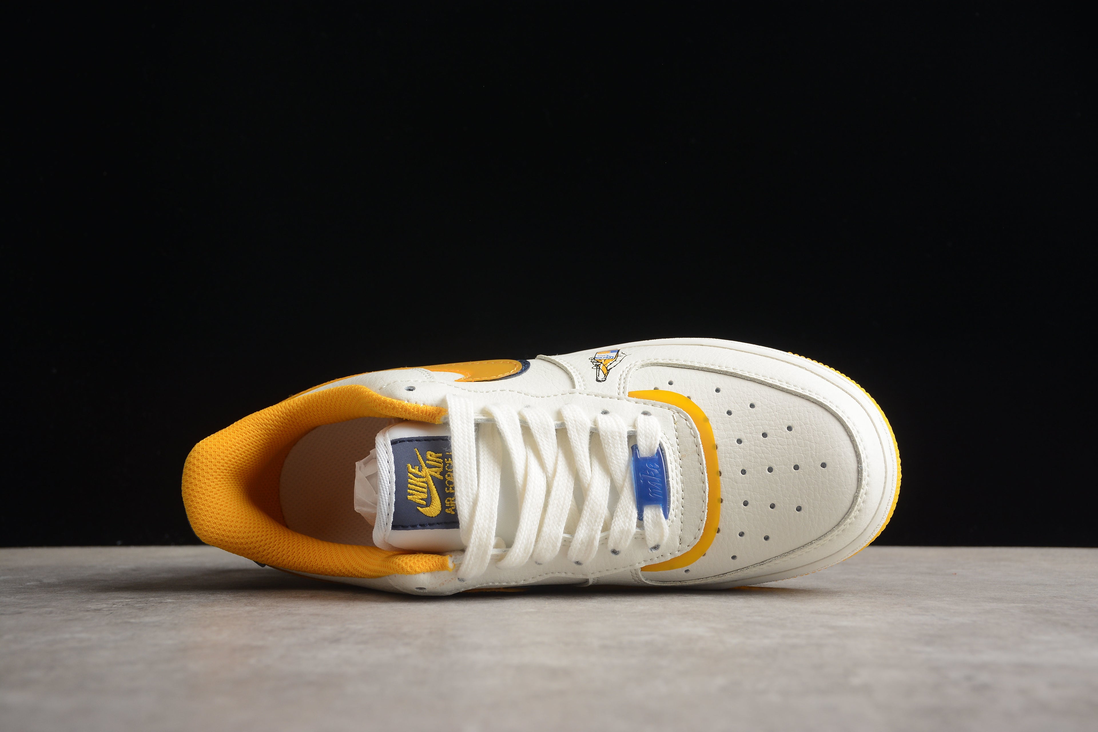 Nike Air Force 1 Low – Blanco / Amarillo / Azul