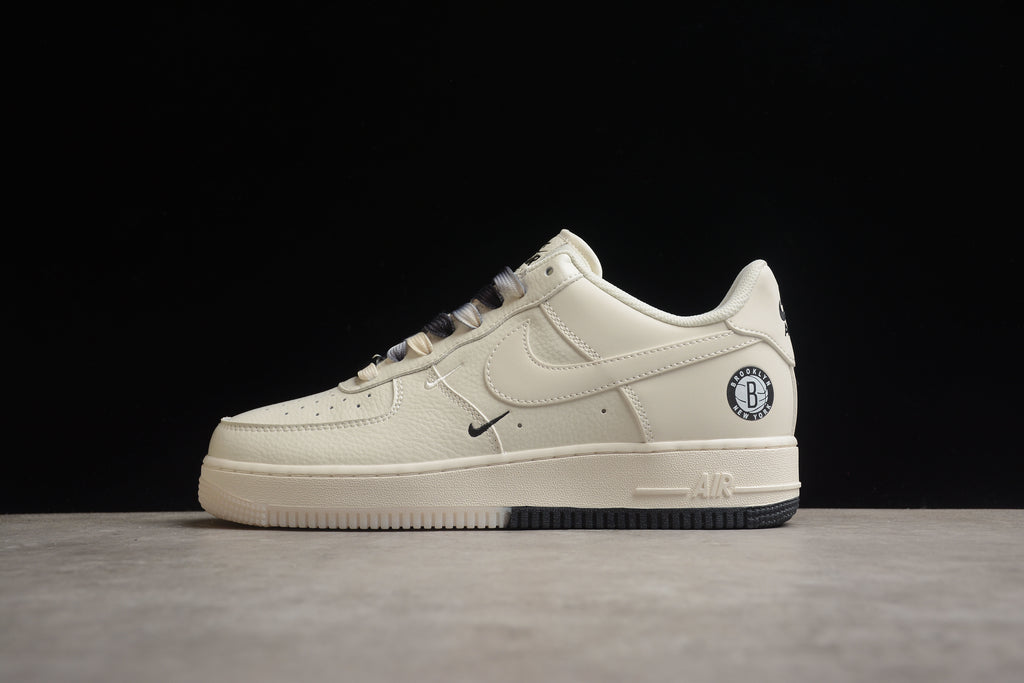 Nike Air Force 1 Low – Blanco / Negro