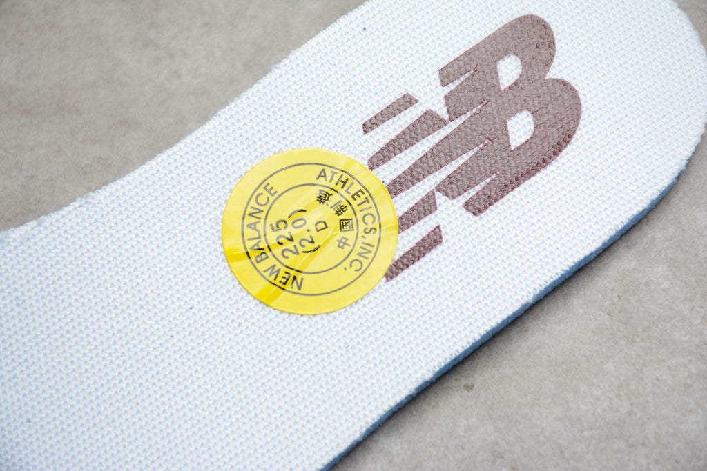 New Balance 327 – Negro / Blanco