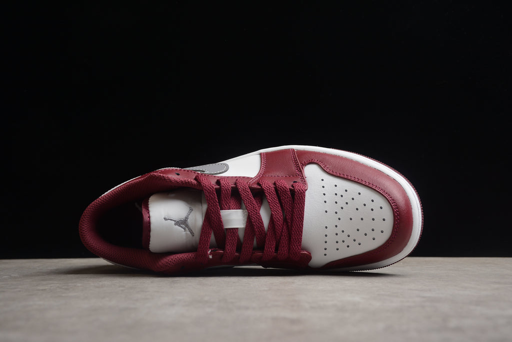 Jordan 1 Low – Granate / Blanco