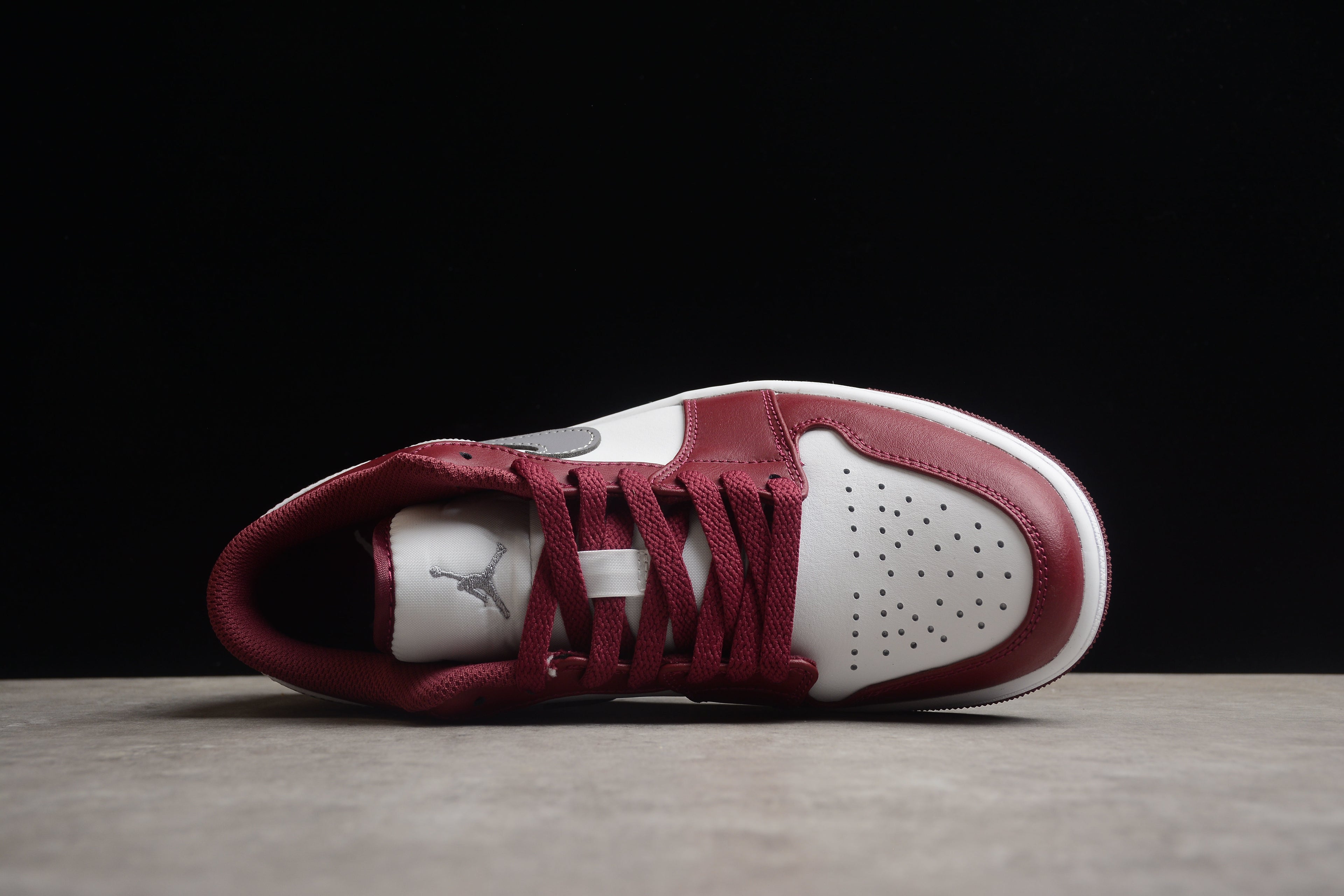 Jordan 1 Low – Granate / Blanco