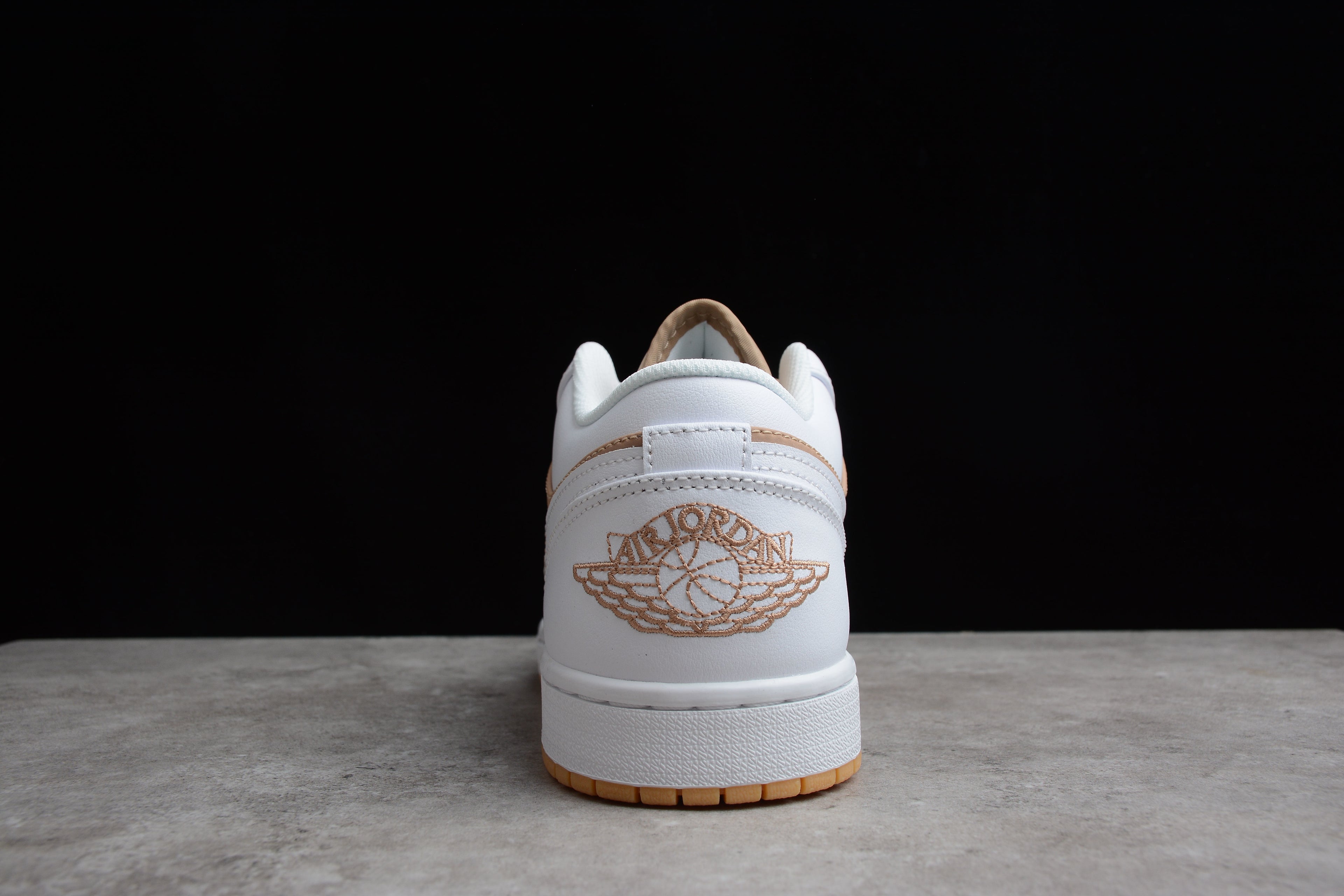 Jordan 1 Low – Blanco / Marrón