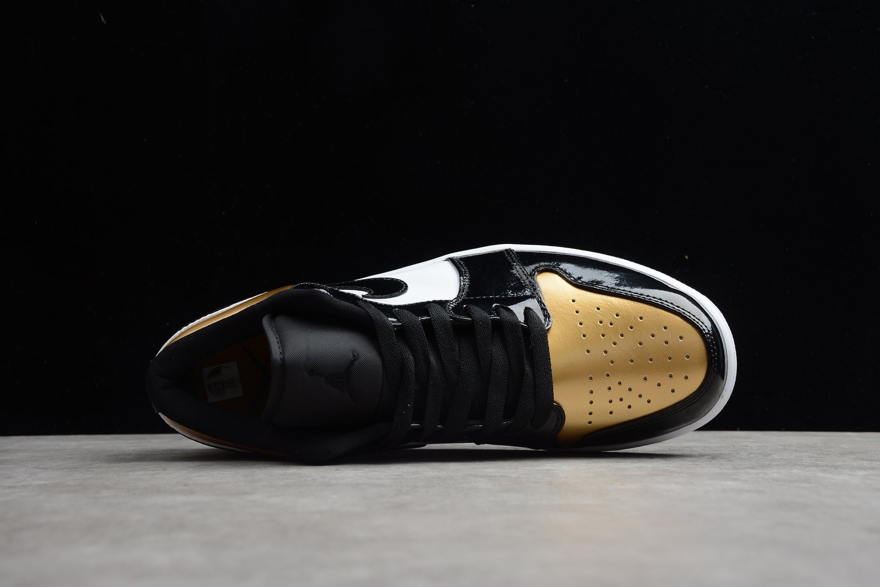 Jordan 1 Low – Negro / Dorado