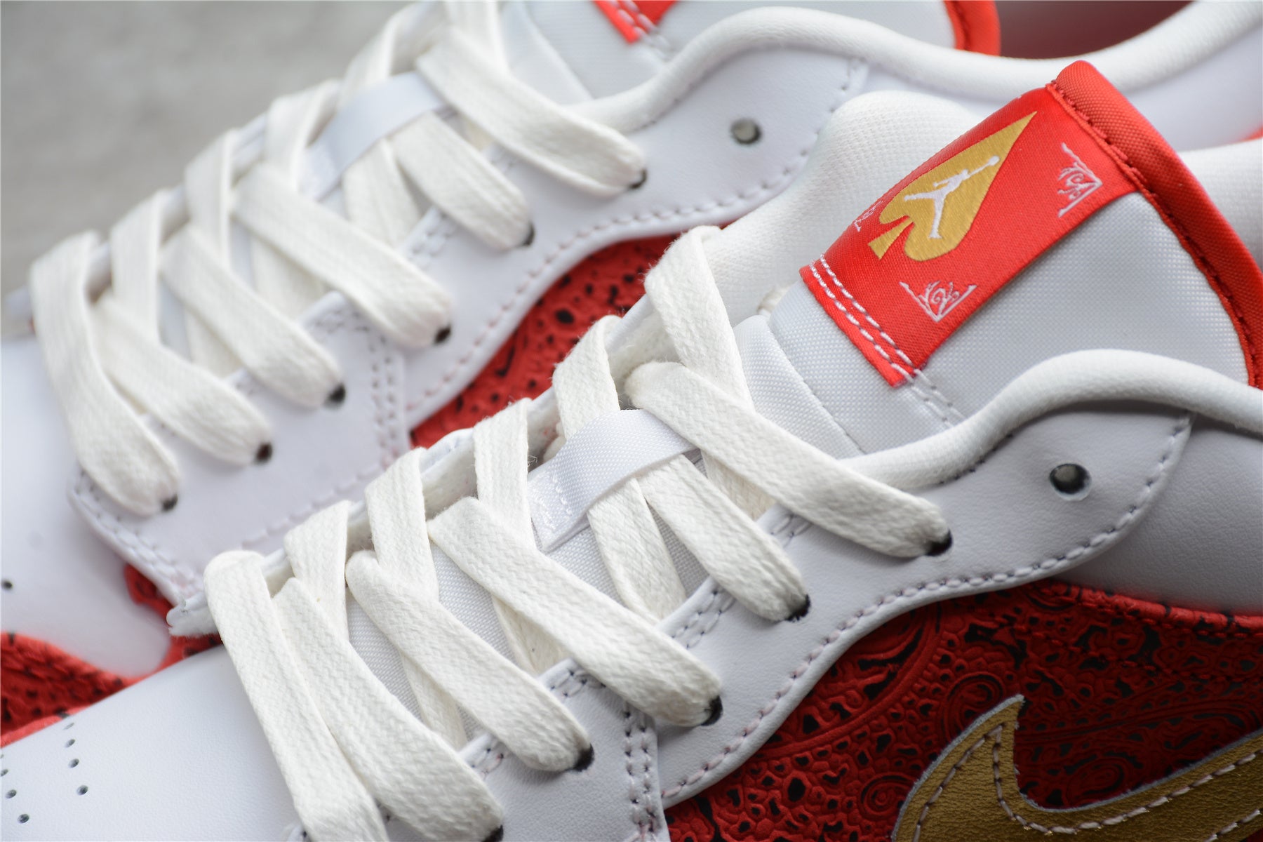 Jordan 1 Low – Rojo / Blanco / Dorado