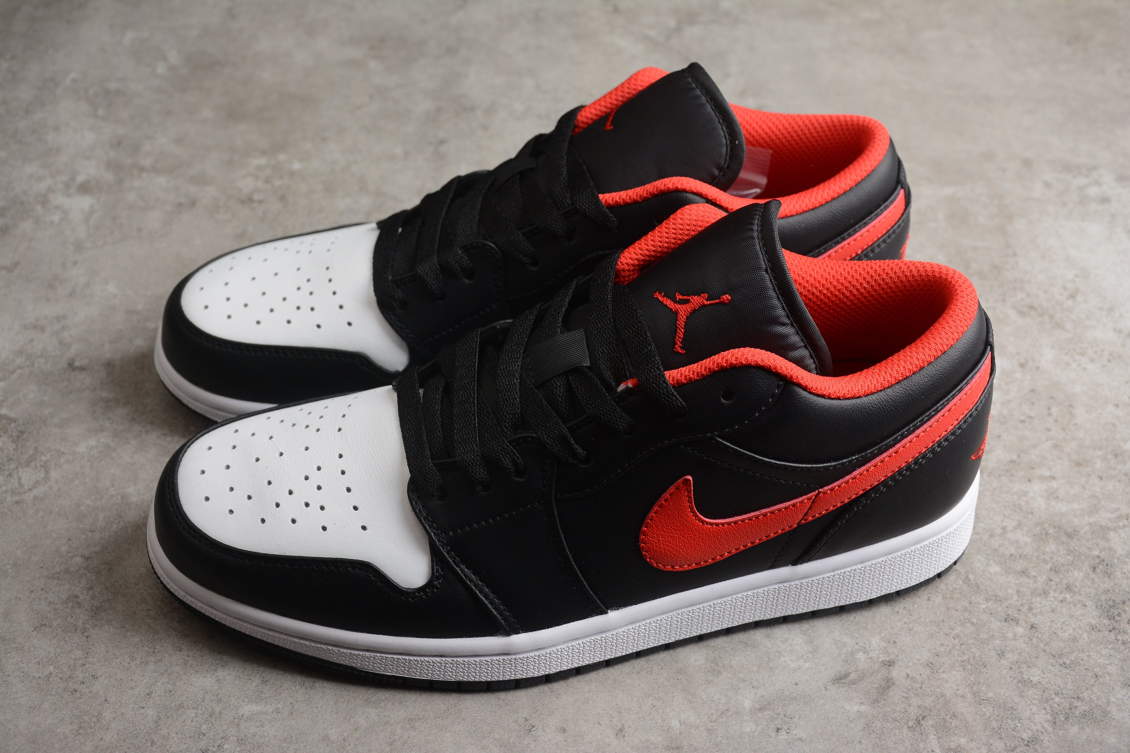 Jordan 1 Low – Negro / Rojo / Blanco