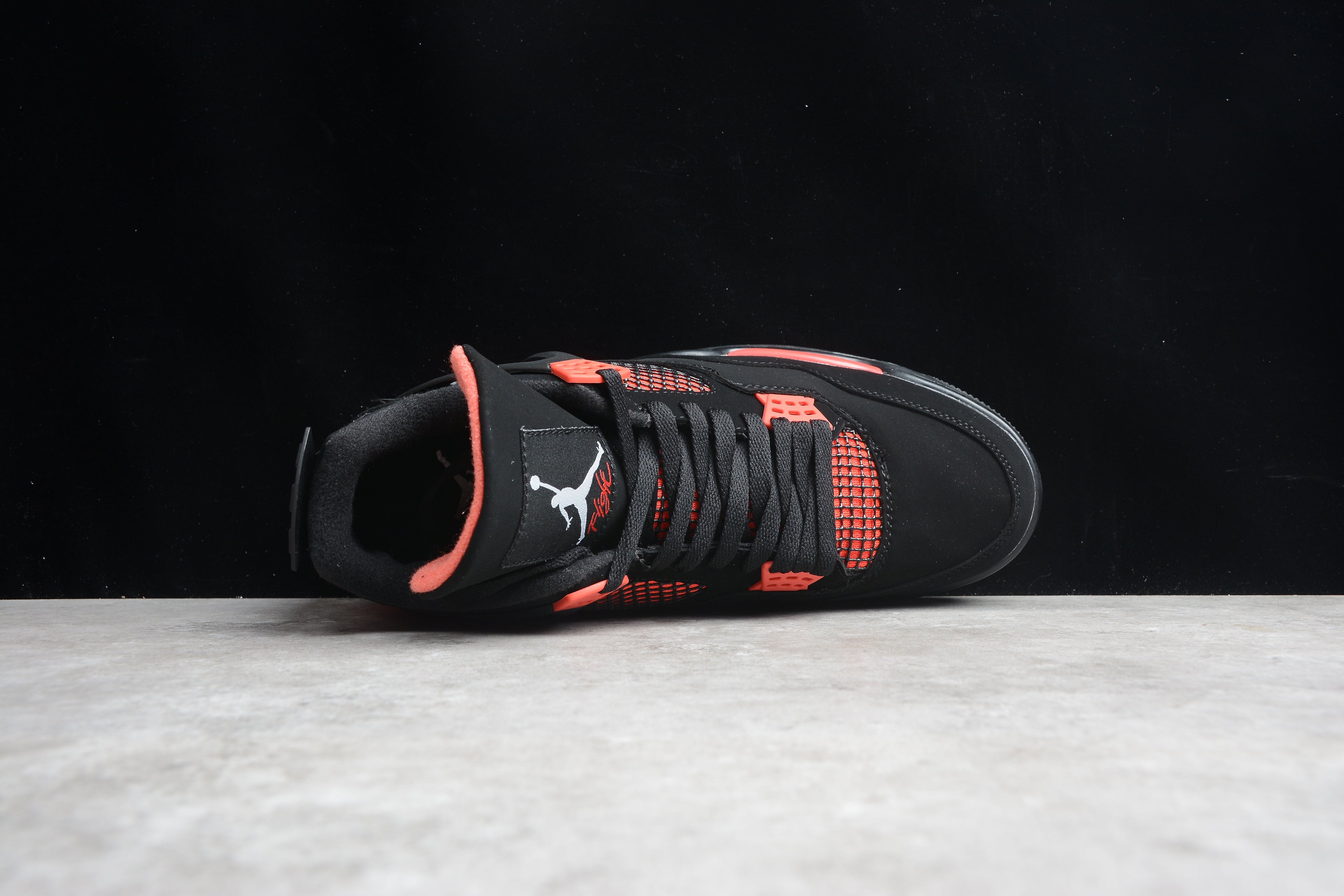 Air Jordan 4 – Negro / Rojo
