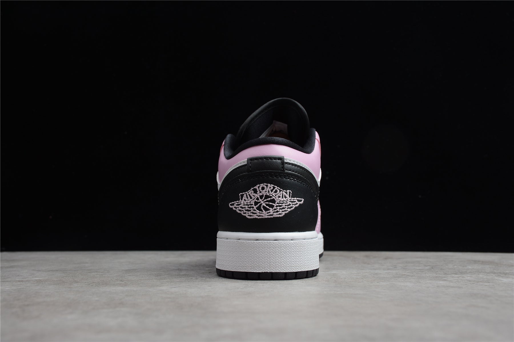 Jordan 1 Low – Rosa / Negro