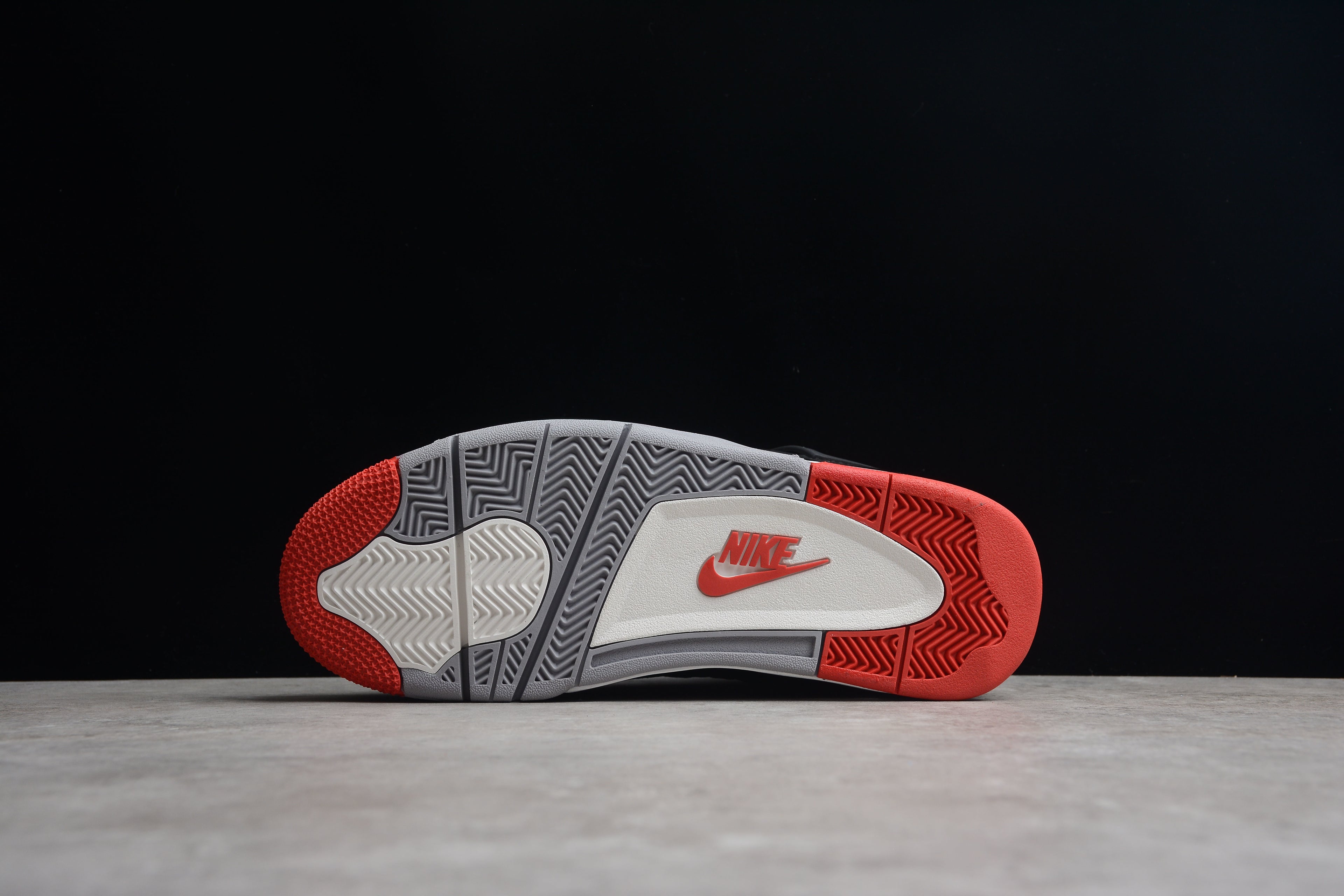 Air Jordan 4 – Negro / Gris / Rojo