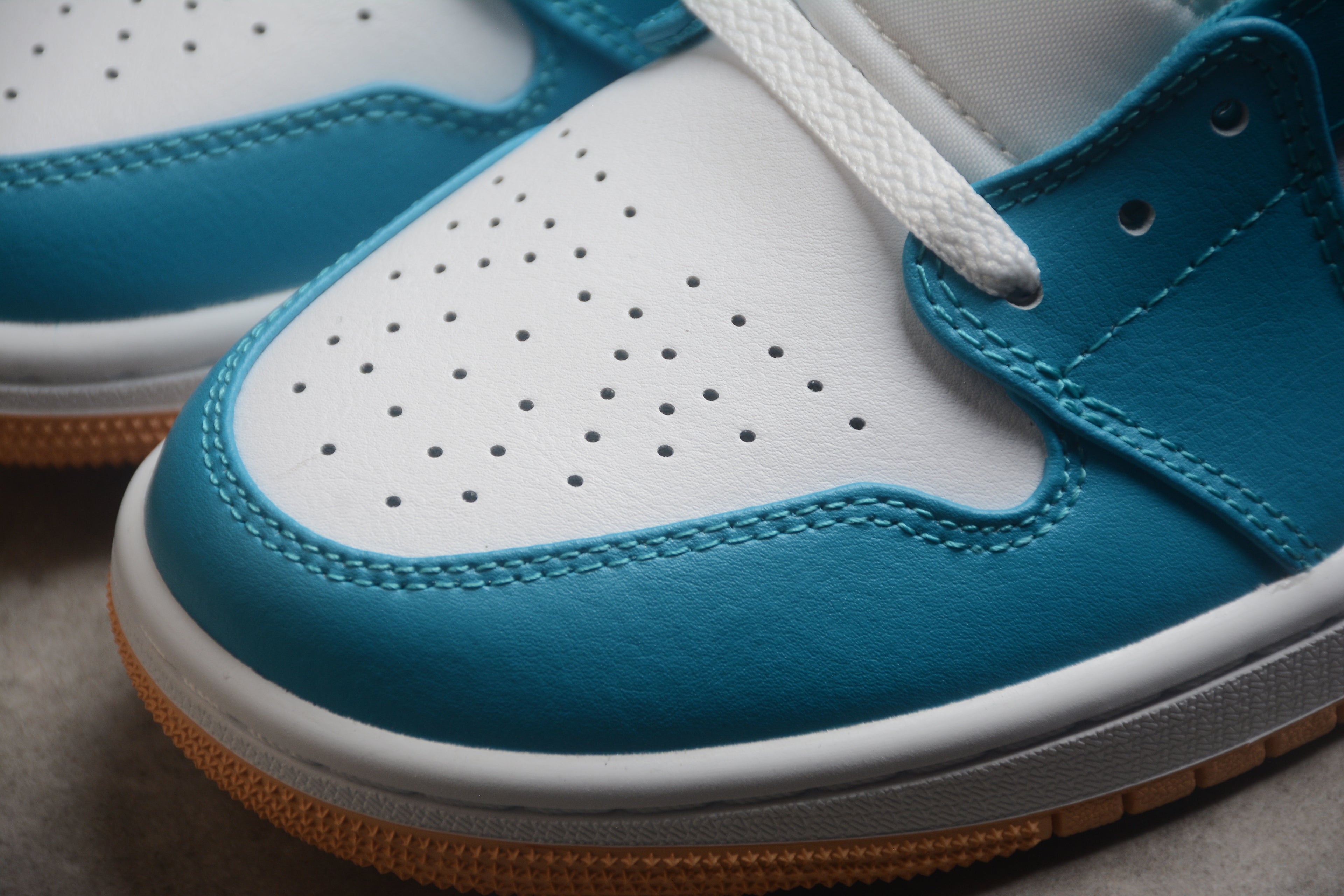 Air Jordan 1 Mid – Azul / Blanco