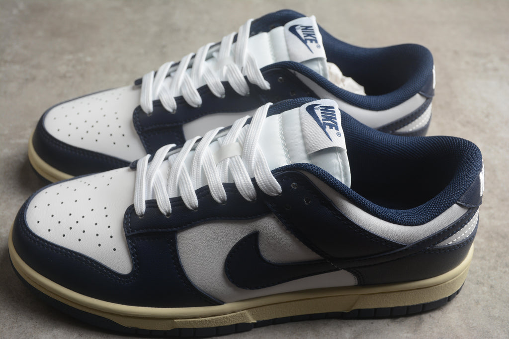 Dunk SB – Azul Oscuro / Blanco