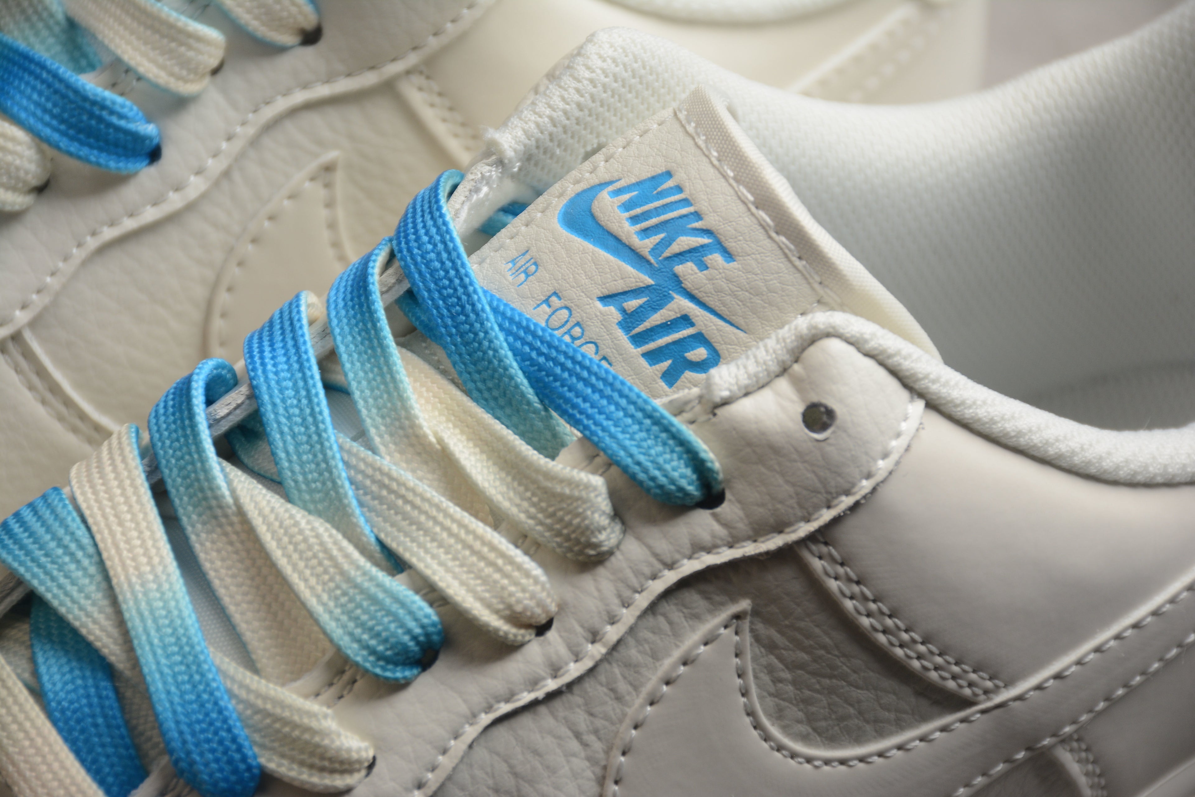 Nike Air Force 1 Low – Blanco / Azul