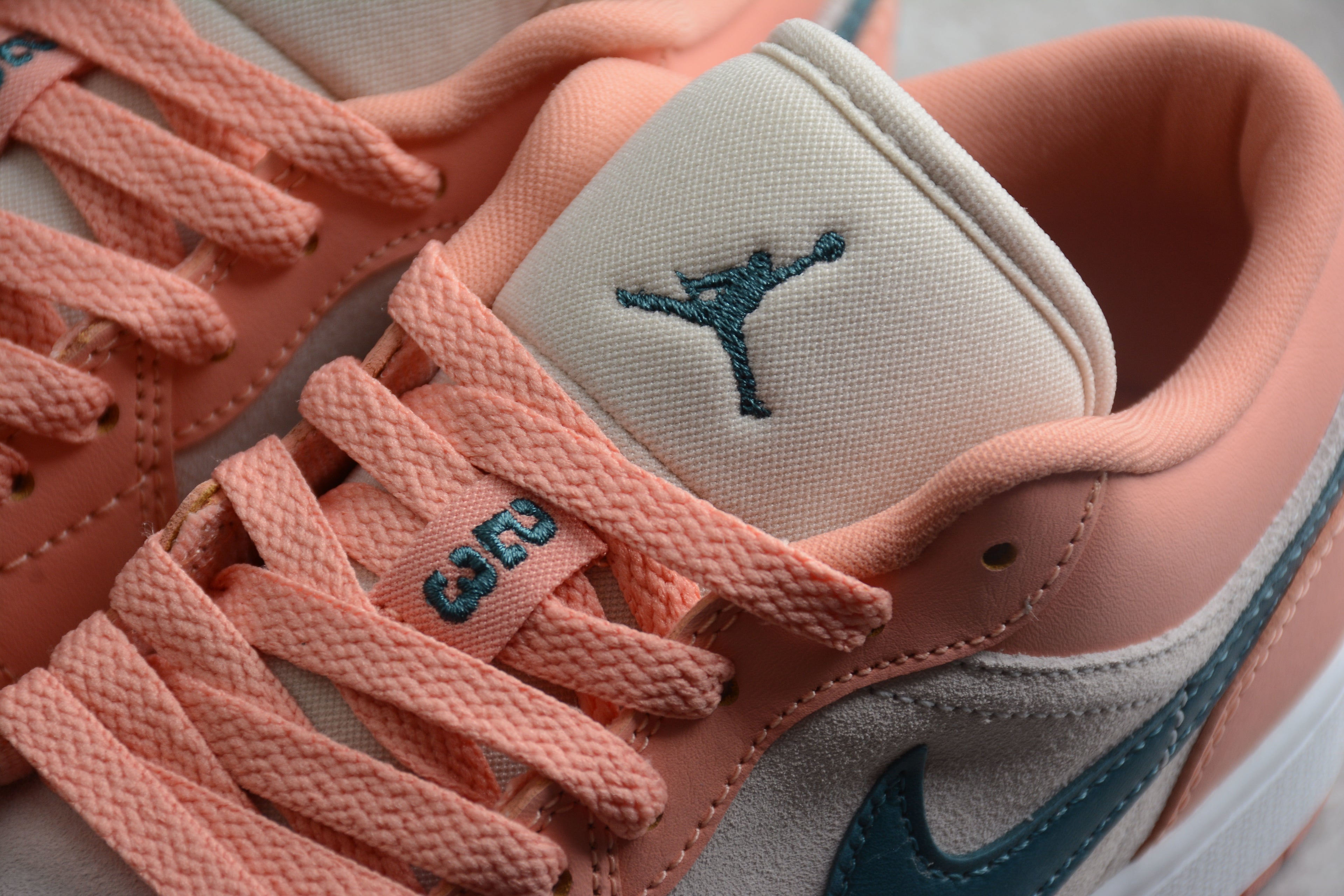Jordan 1 Low – Rosa Claro
