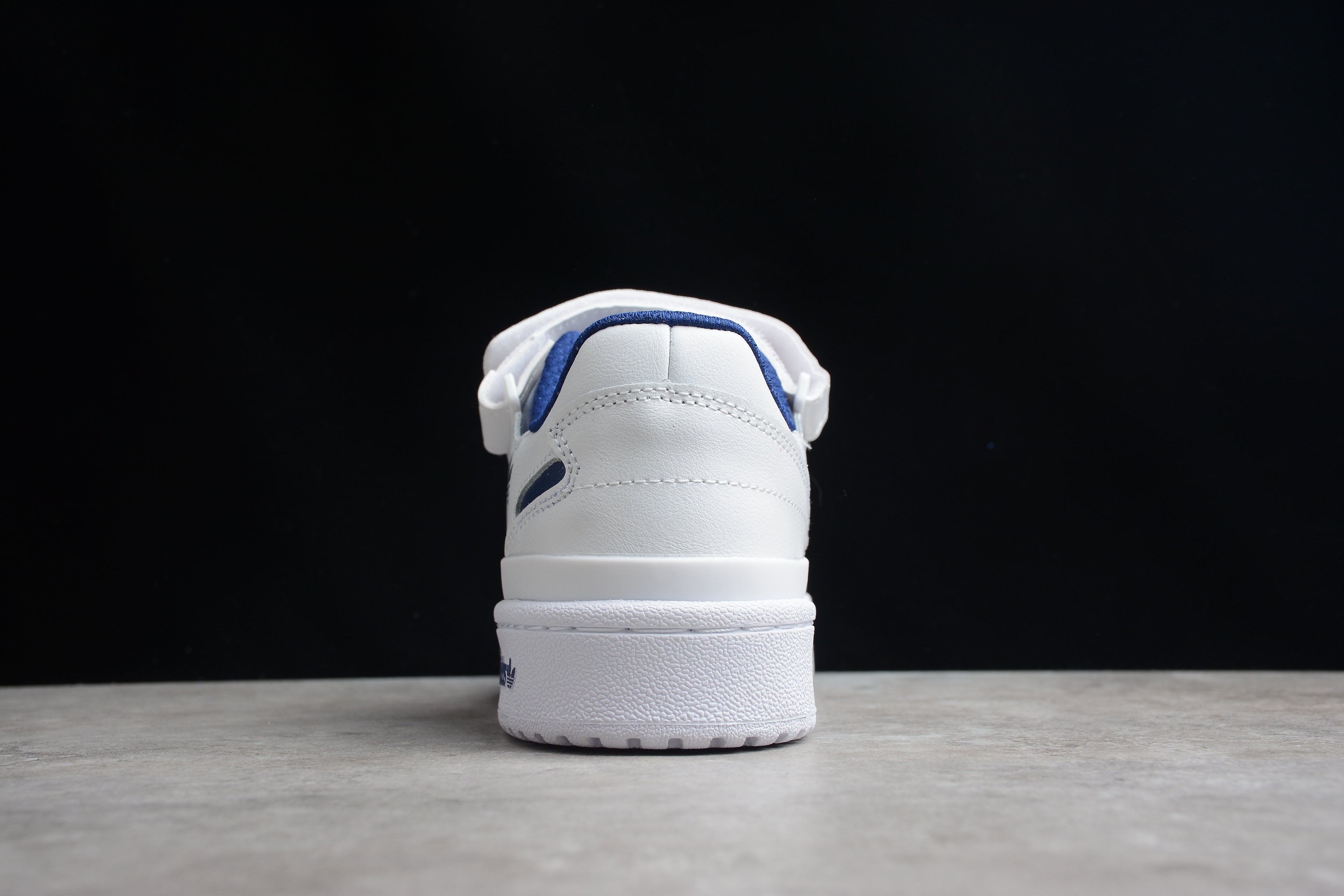 Adidas Forum – Blanco con Detalles Azules